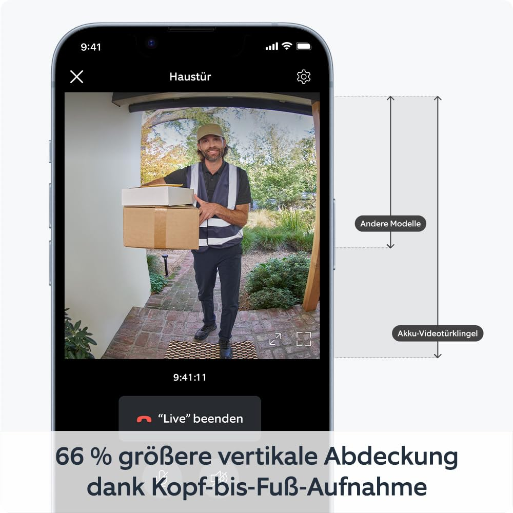 Smartphone zeigt Videocall mit Lieferdienst, der Pakete an der Haustür hält.