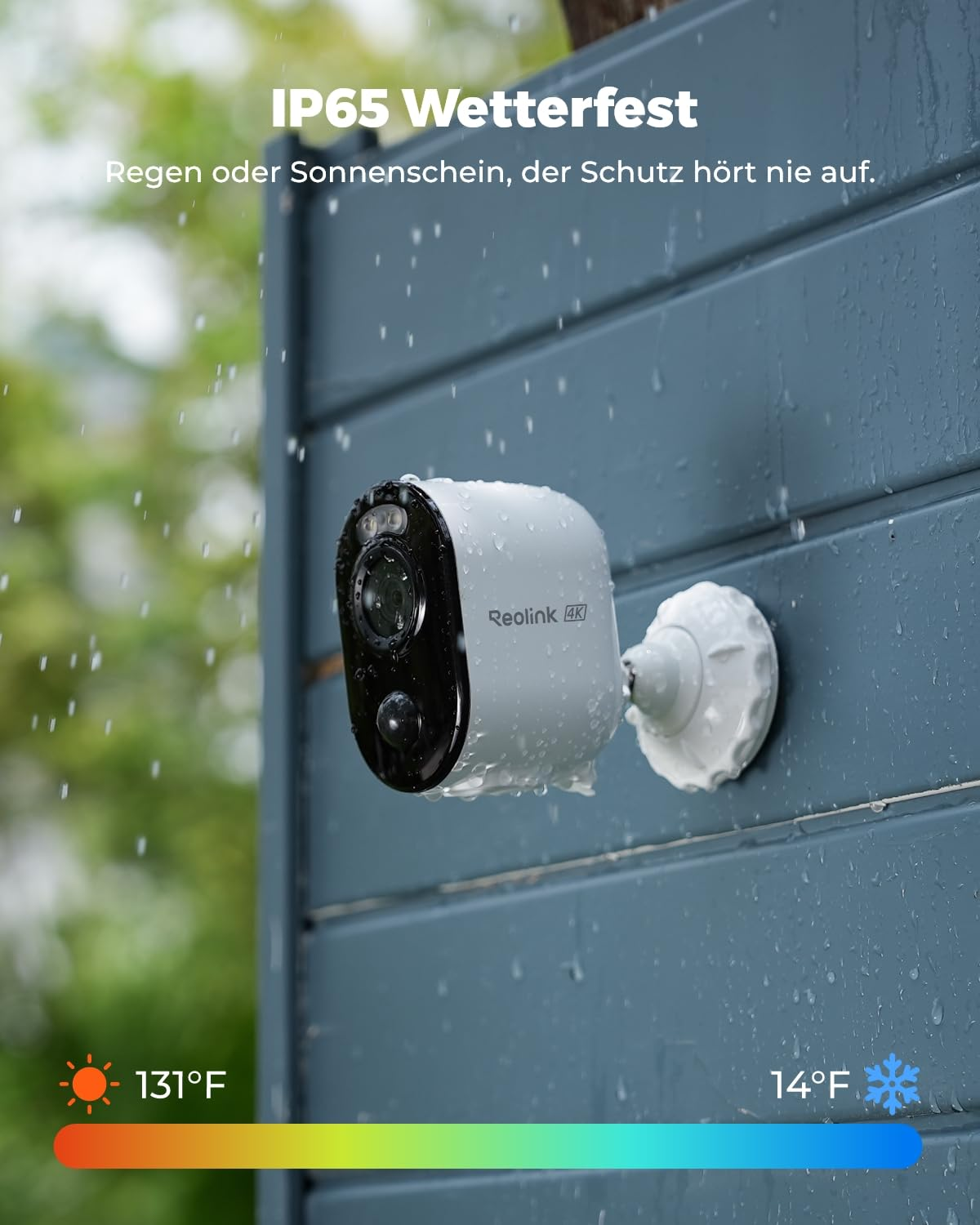 Telecamera di sicurezza Reolink bianca resistente alle intemperie sotto la pioggia.
