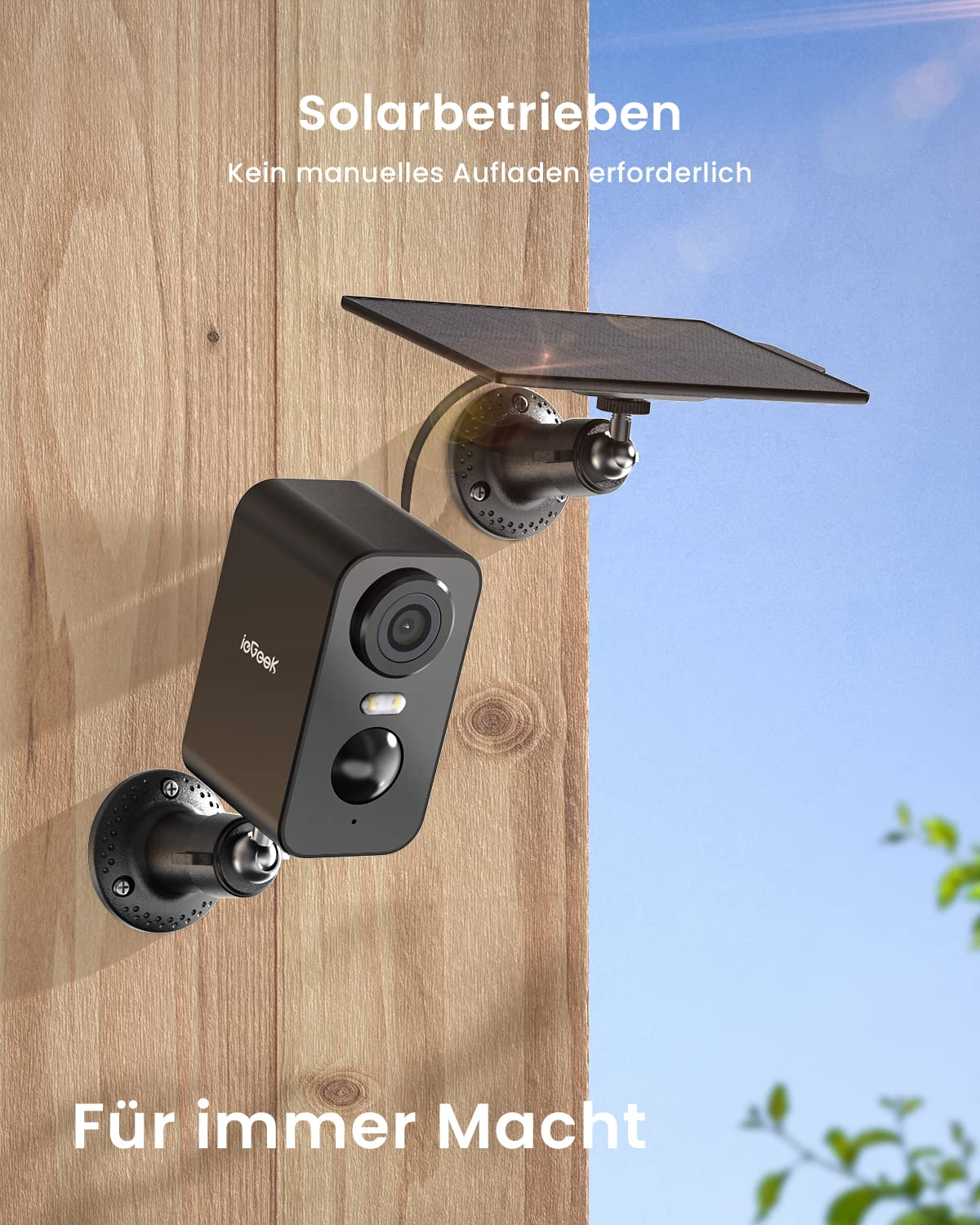 Telecamera di sicurezza solare montata su parete in legno con cielo azzurro.