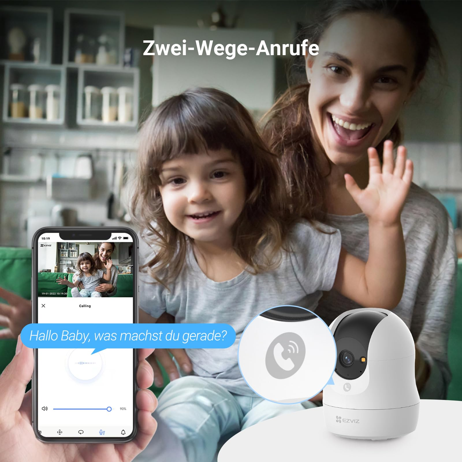 Una donna e un bambino salutano una telecamera. Uno smartphone mostra una videochiamata e una telecamera di sicurezza.