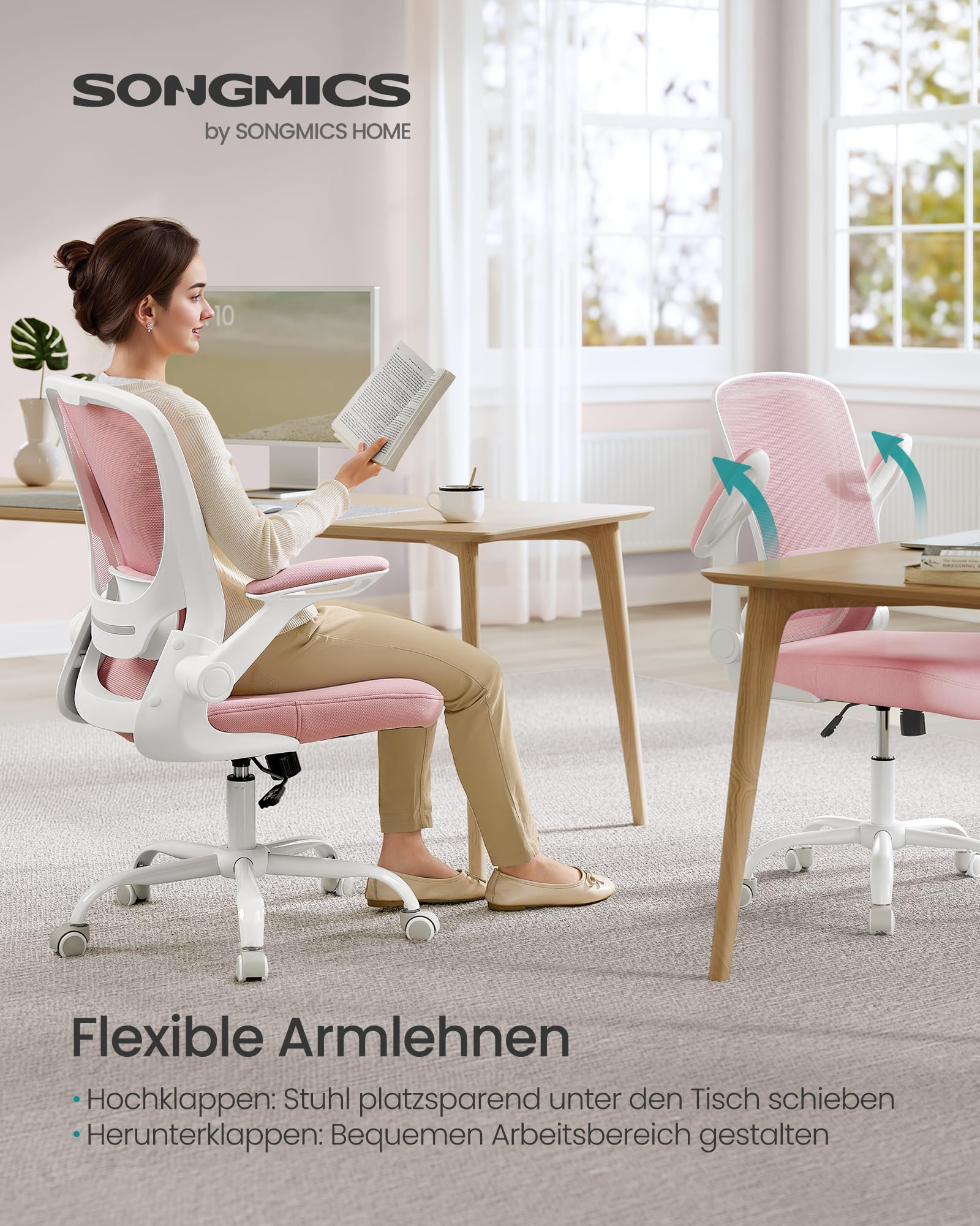 Une femme est assise sur une chaise de bureau rose avec des accoudoirs flexibles.