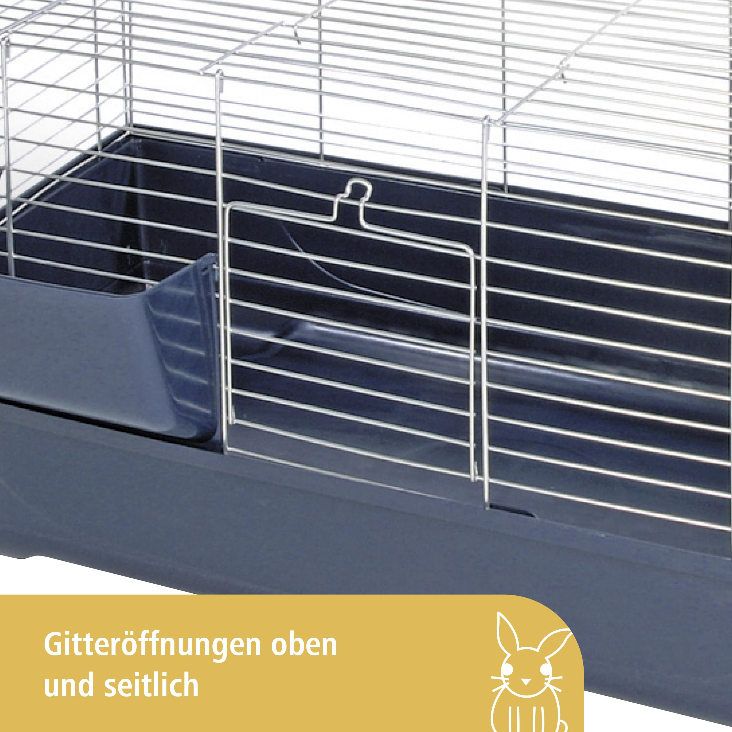 Primo piano di una gabbia per animali grigia scura con pareti in filo metallico e porta anteriore, su sfondo bianco.