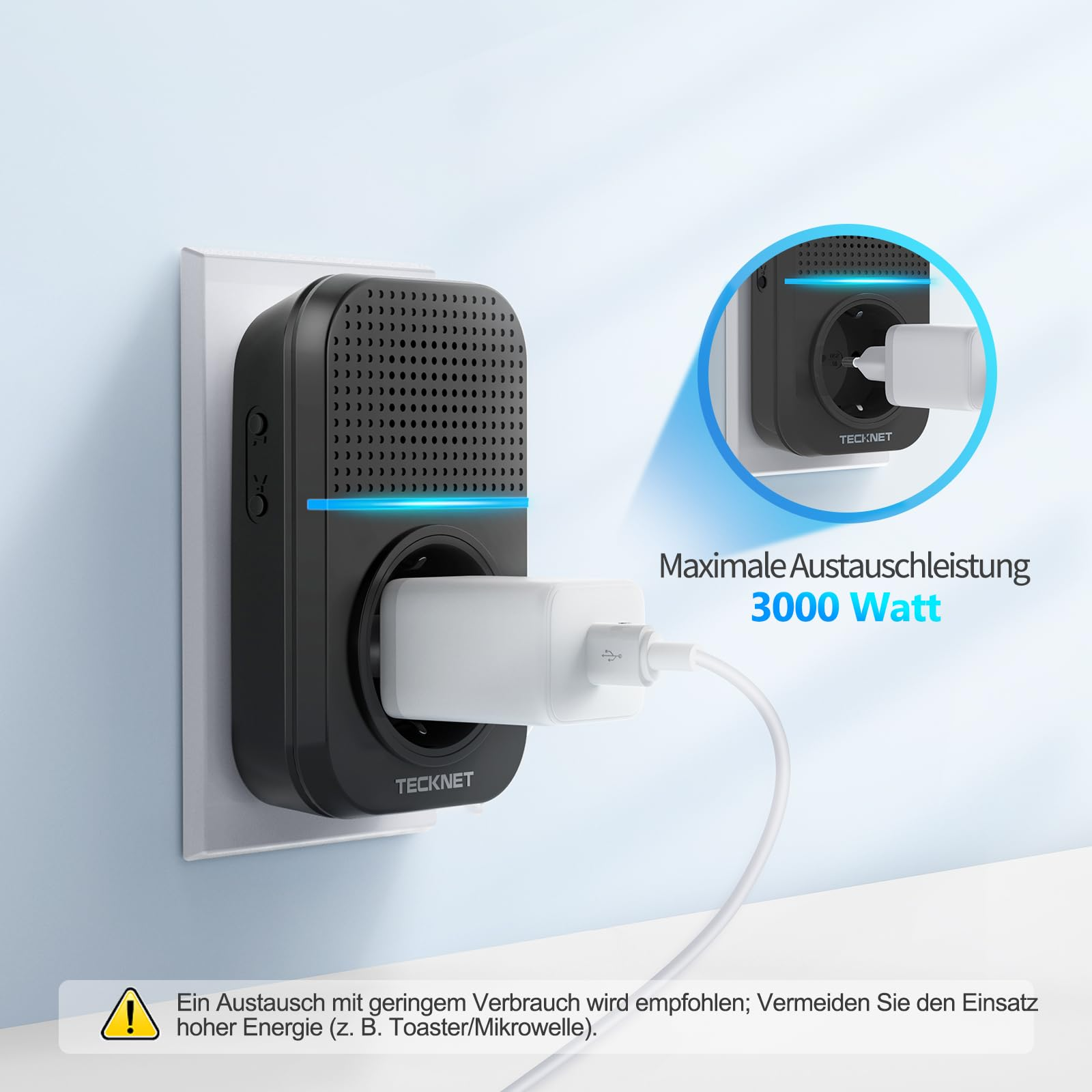 Ein schwarzer Tecknet Steckdosenadapter in einer Wandsteckdose mit eingestecktem weißem Ladegerät und Text.