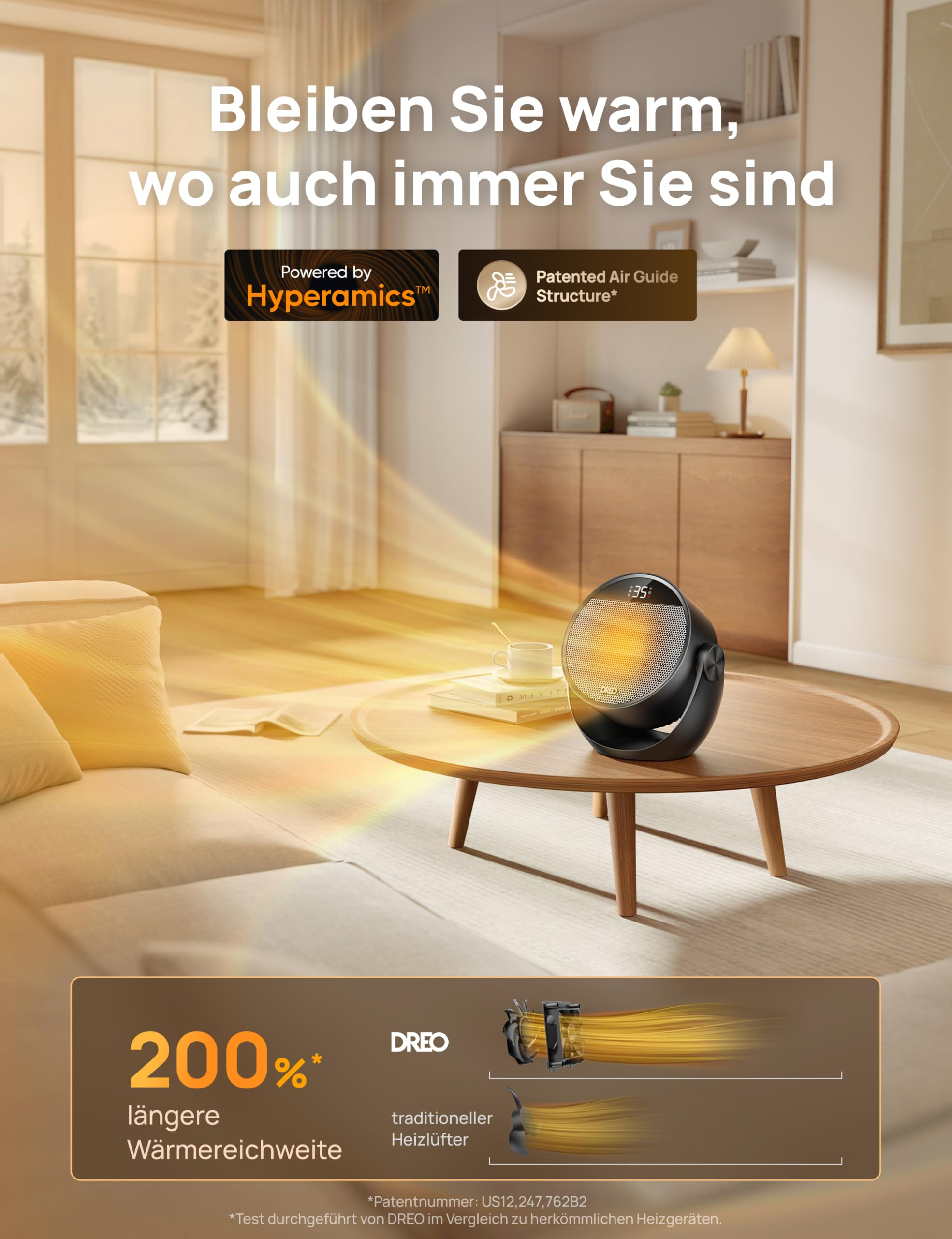 Ein kleiner schwarzer Heizlüfter steht auf einem Holztisch in einem hellen Wohnzimmer.