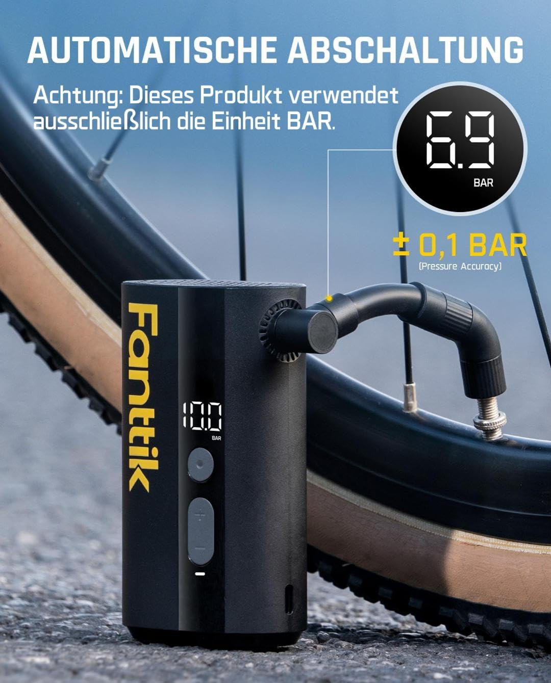 Pompe Fanttik noire gonflant un pneu de vélo, avec affichage numérique et texte.