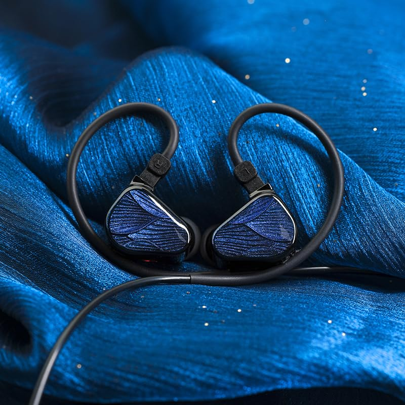 Écouteurs intra-auriculaires bleus avec motif d'ailes d'insectes sur tissu bleu brillant.