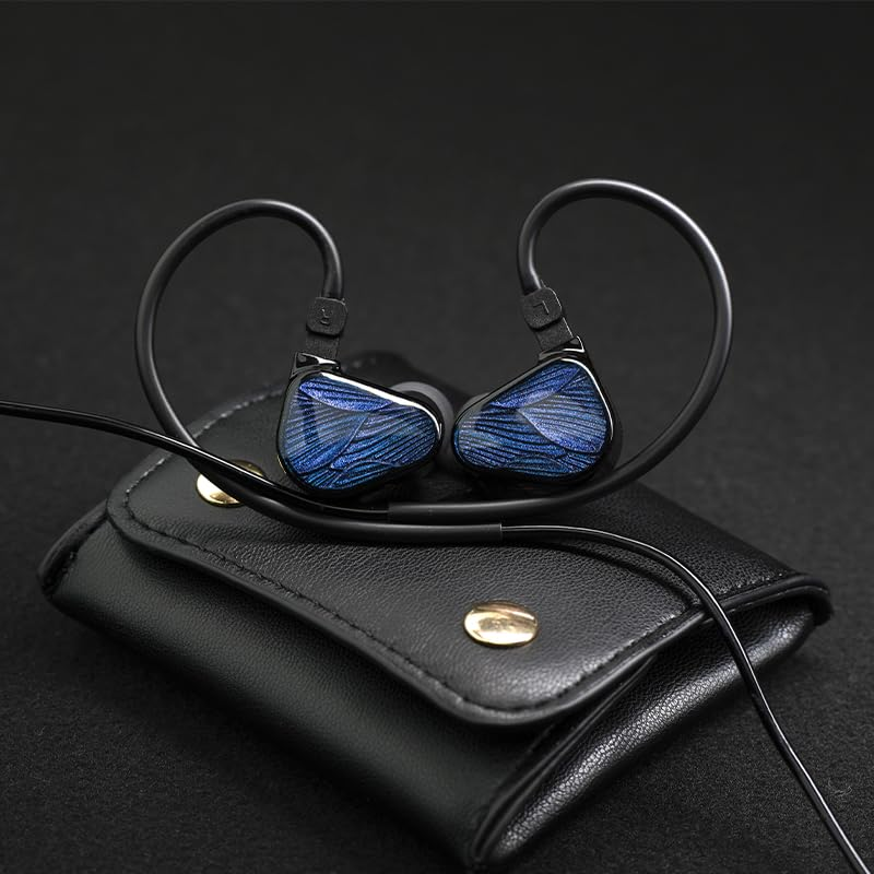 Écouteurs intra-auriculaires à motifs bleus avec câbles noirs sur un étui en cuir noir.