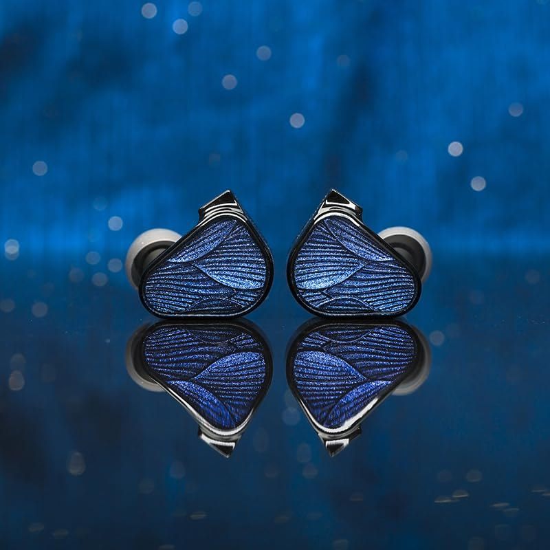 Écouteurs intra-auriculaires bleus et scintillants à motif d'ailes d'insectes sur fond bokeh bleu.