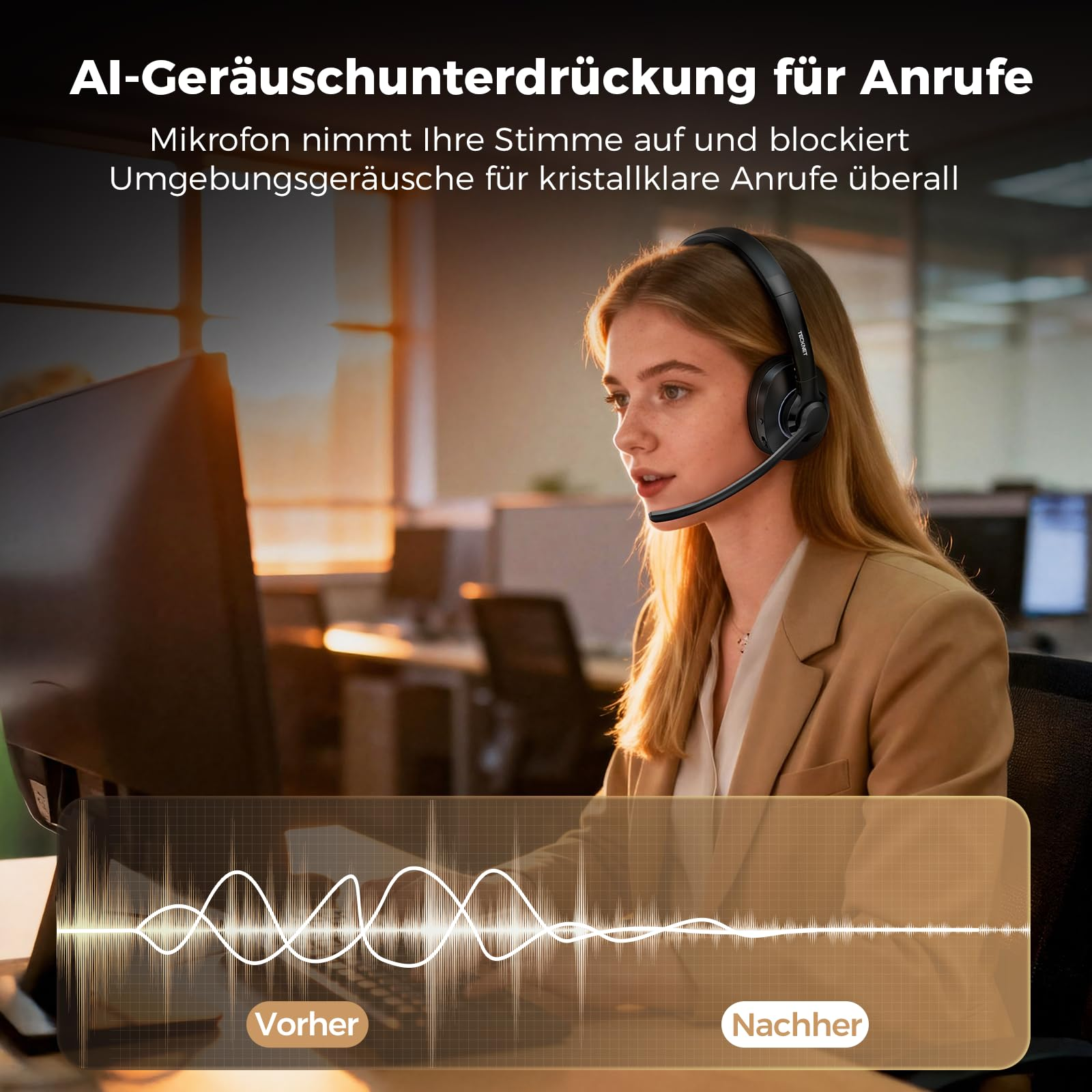 Eine Frau mit Headset arbeitet am Computer im Büro, überlagert von einer Audio-Wellen-Grafik.