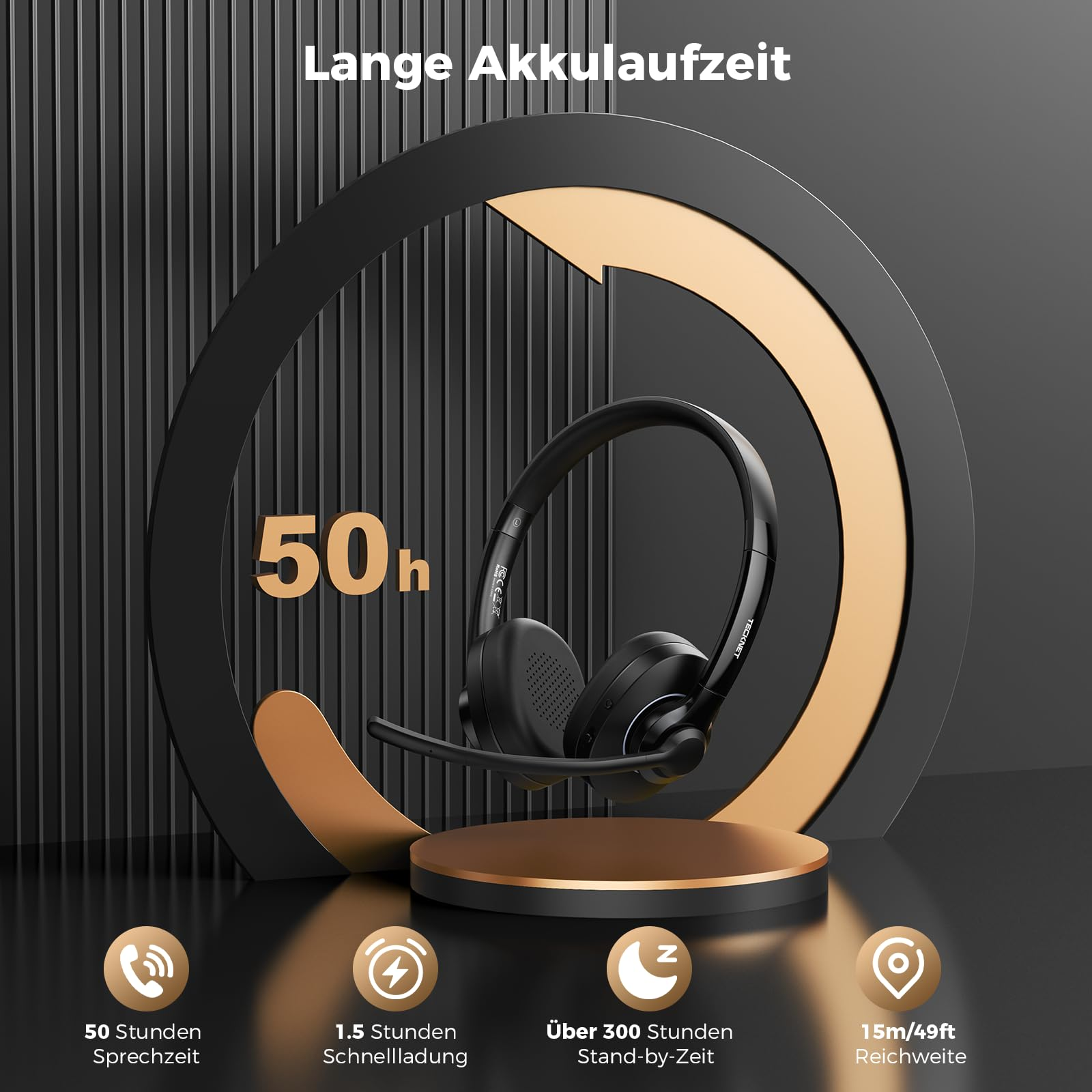 Schwarzes Headset mit Mikrofon auf goldenem Podest vor grauer Wand mit Kreisgrafik.