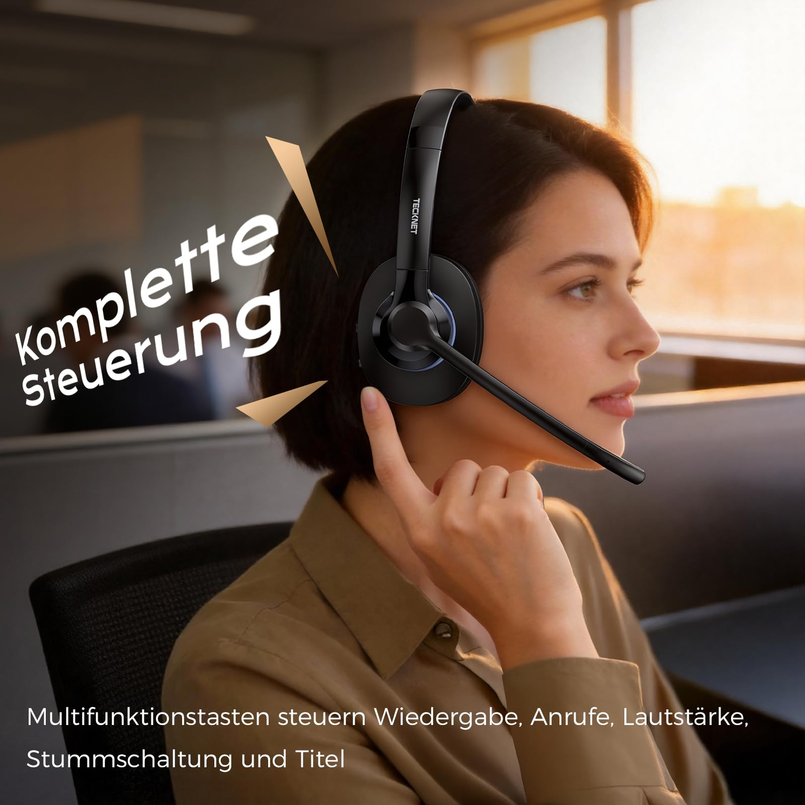 Frau mit schwarzem Headset im Büro bedient die Steuerungstasten.