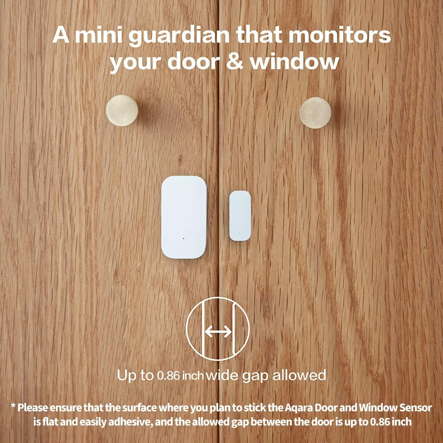 Ein weißer Aqara Tür- und Fenstersensor auf einer Holztür mit zwei runden Knöpfen.