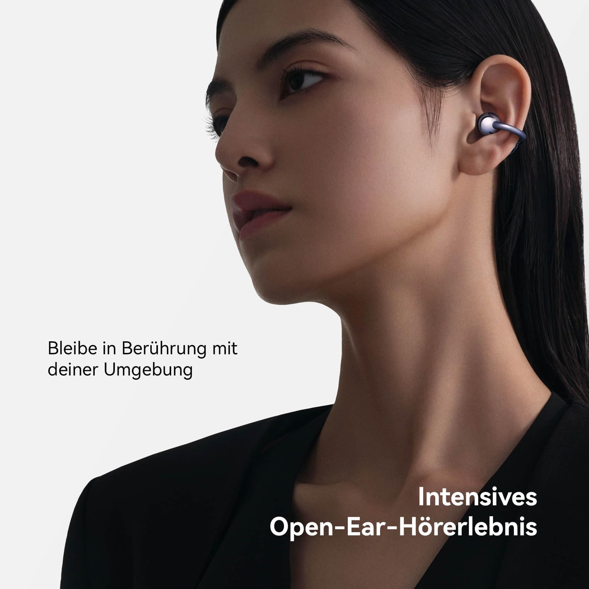 Una donna indossa un auricolare wireless open-ear scuro ed elegante su sfondo neutro con testo promozionale.