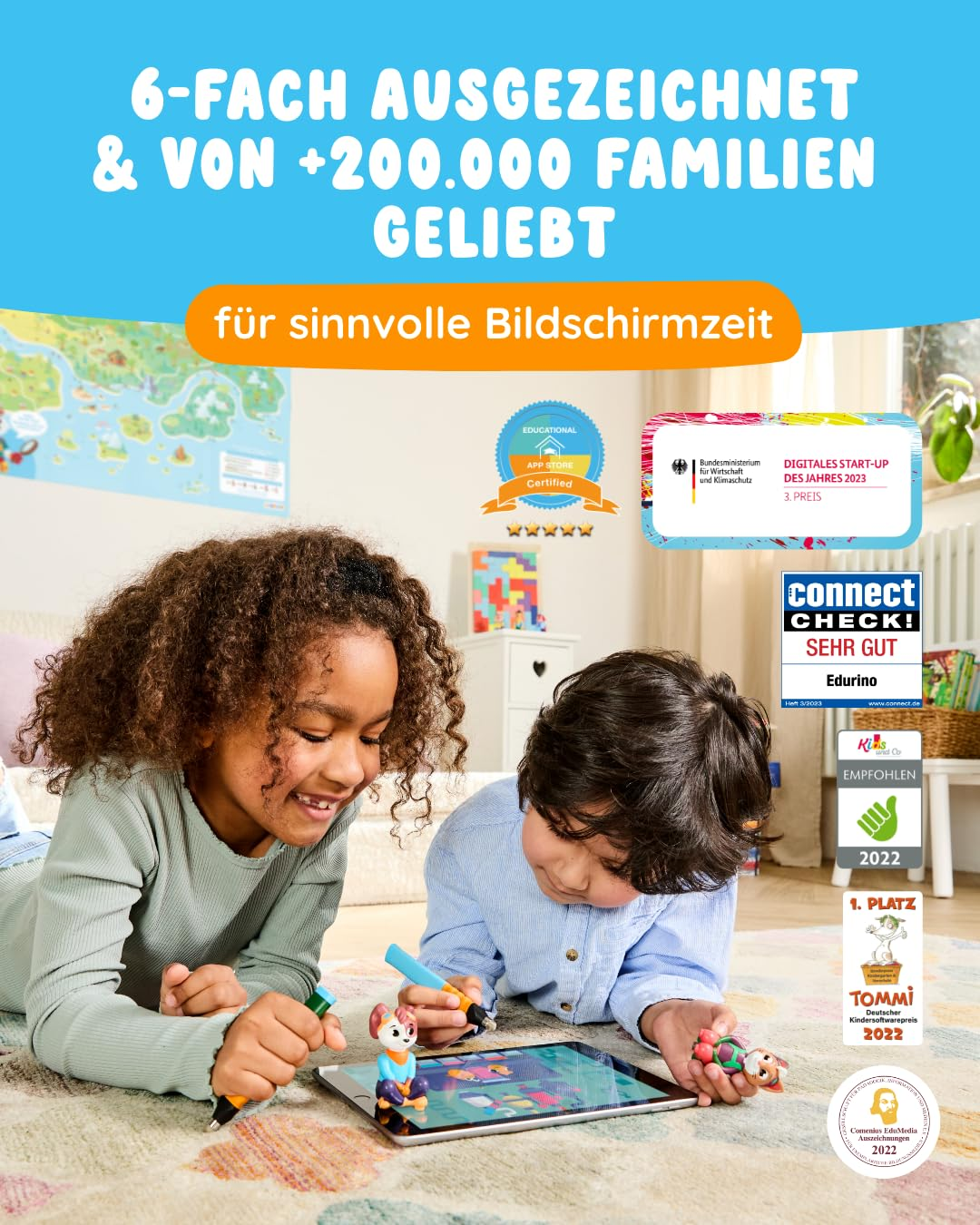Due bambini sdraiati su un tappeto giocano con un tablet e piccole statuine.