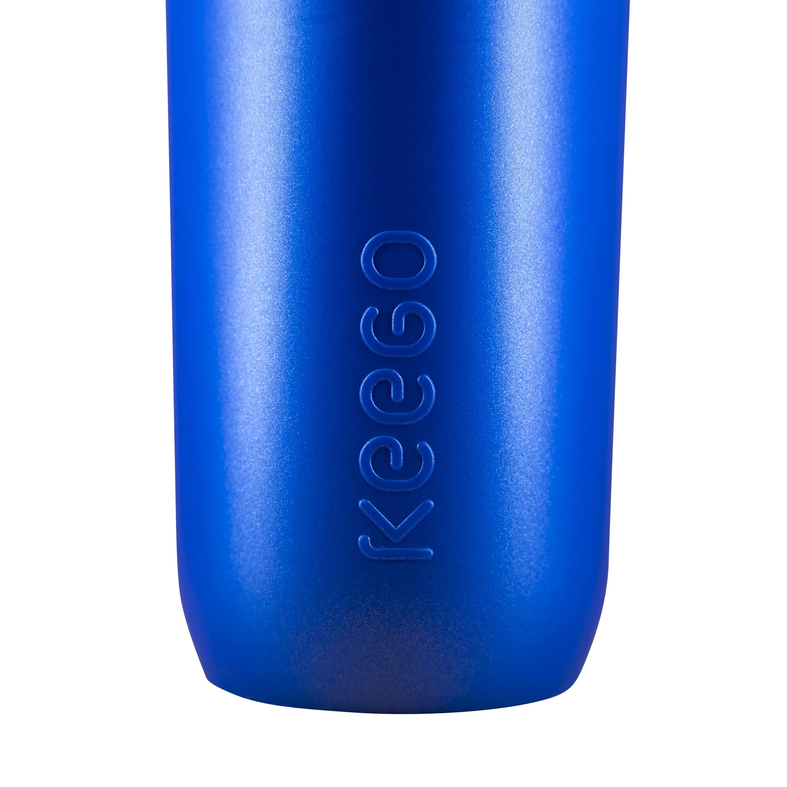 Eine metallisch blaue Trinkflasche mit dem geprägten Wort Keego senkrecht an der Seite vor weißem Hintergrund.