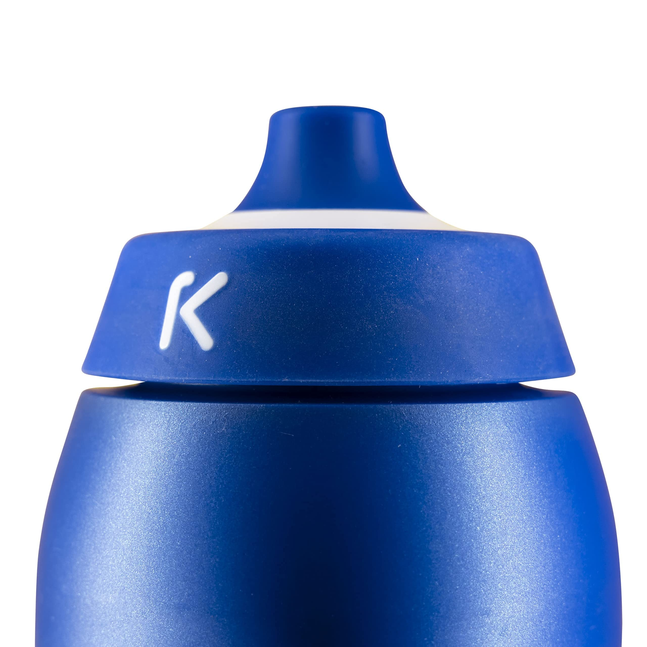 Nahaufnahme eines blauen Trinkflaschenverschlusses mit einem weißen Buchstaben K an der Seite, vor weißem Hintergrund.