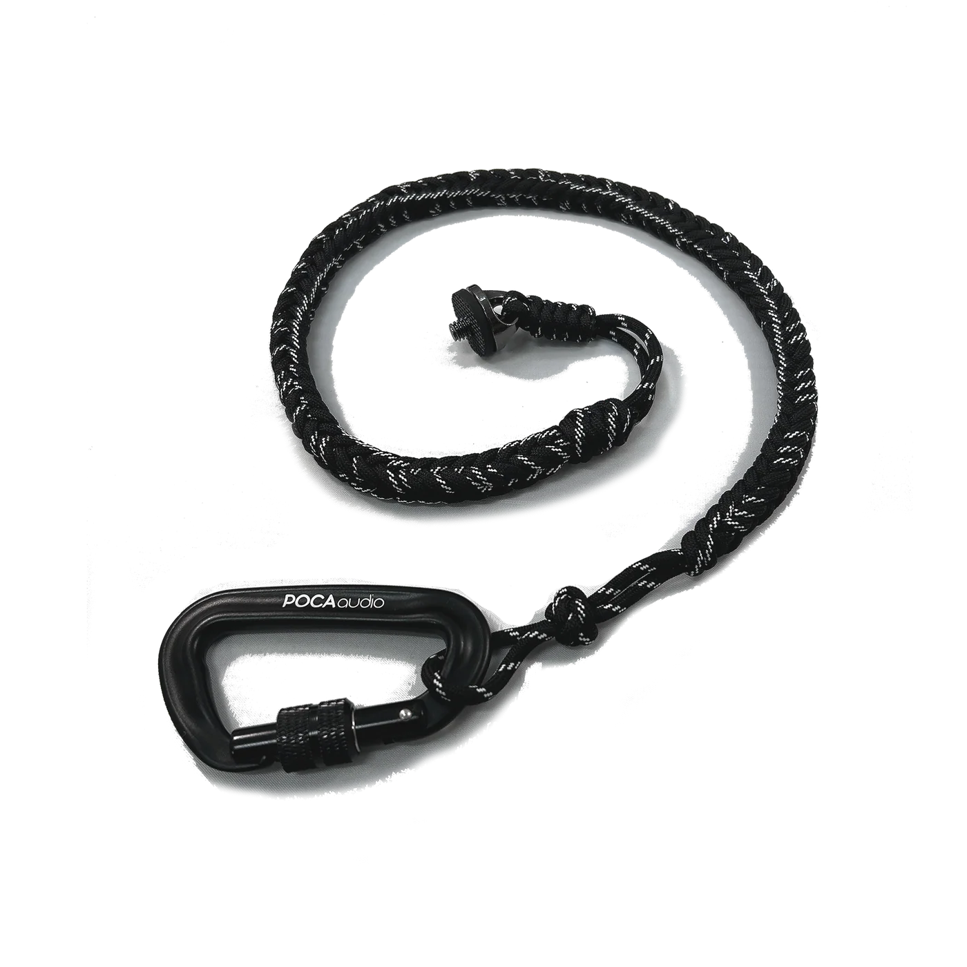 Une corde tressée noire avec un mousqueton POCAaudio et une vis de caméra sur fond noir.