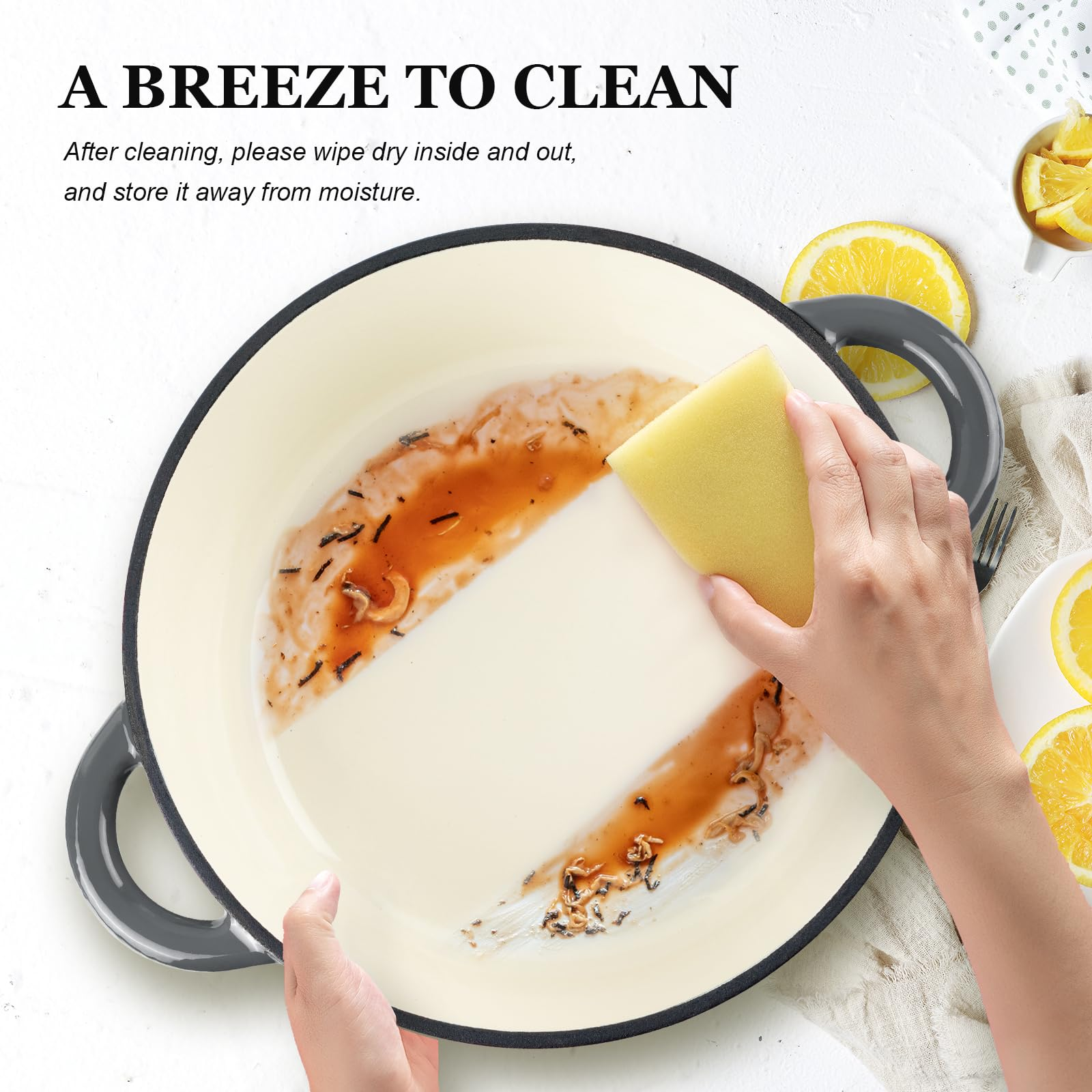 Une main utilise une éponge jaune pour nettoyer une poêle blanche avec des restes de sauce.