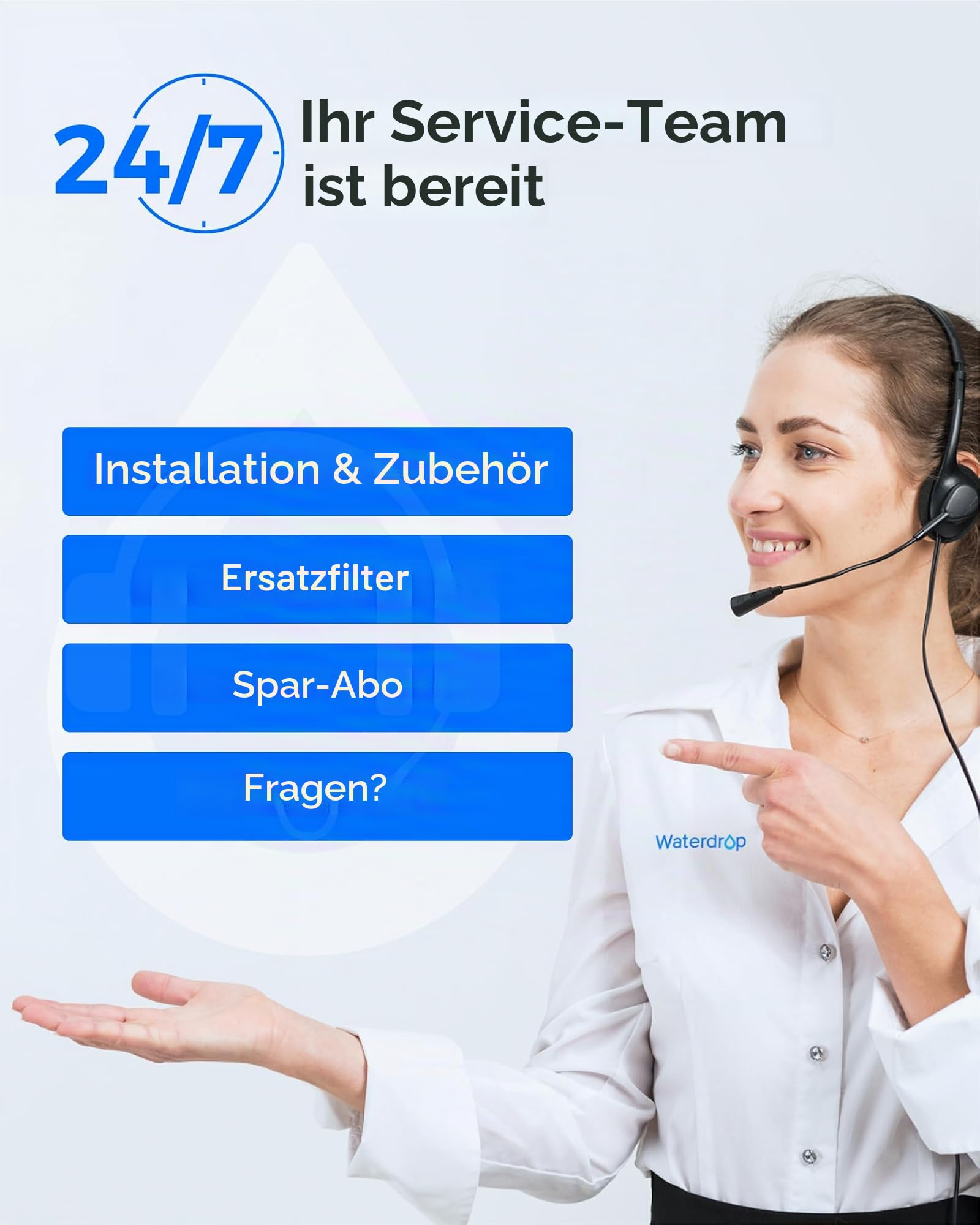 Agente del servizio clienti sorridente con cuffie indica i pulsanti del menu blu su sfondo bianco.