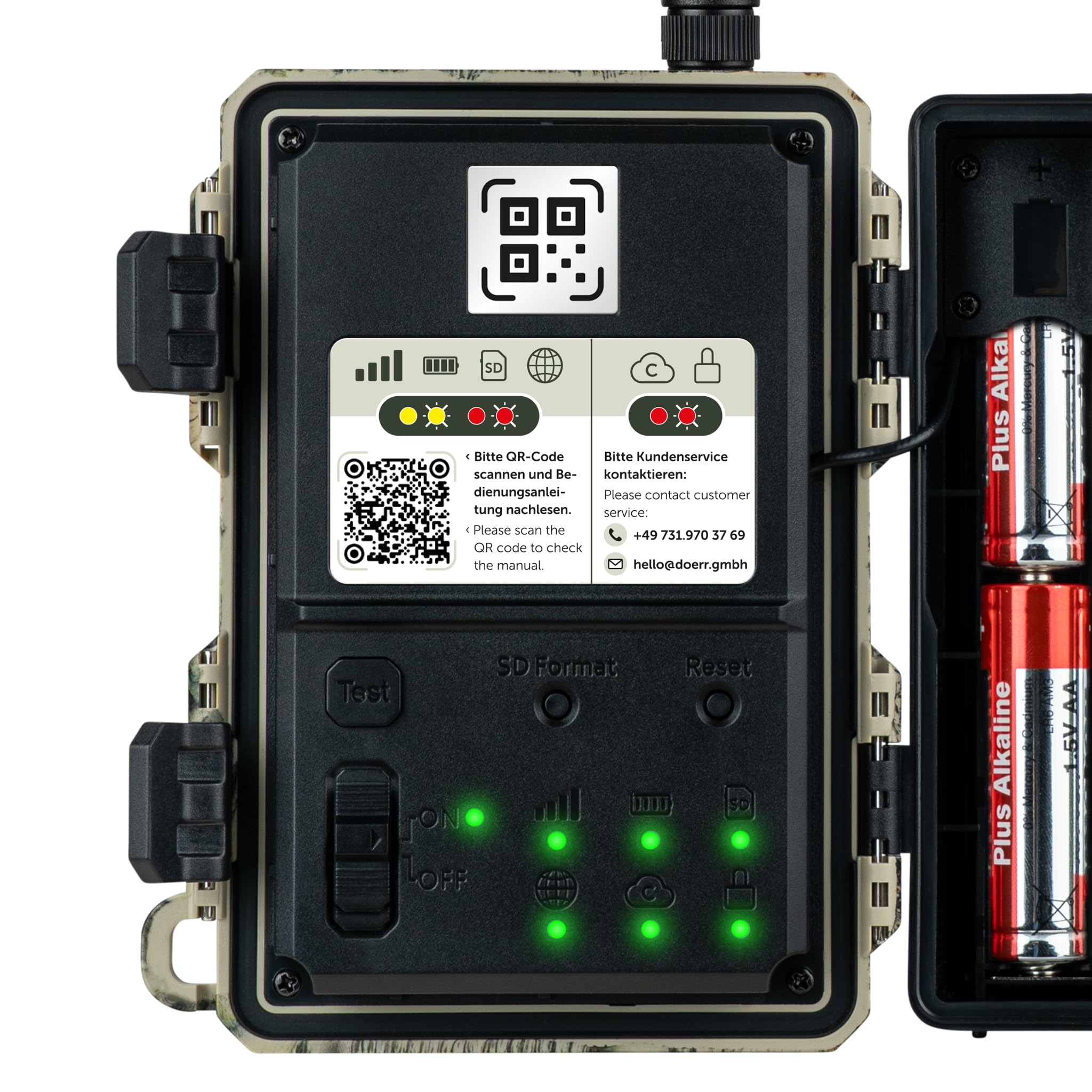 Alloggiamento aperto di una fotocamera naturalistica con codici QR, spie, pulsanti e batterie.