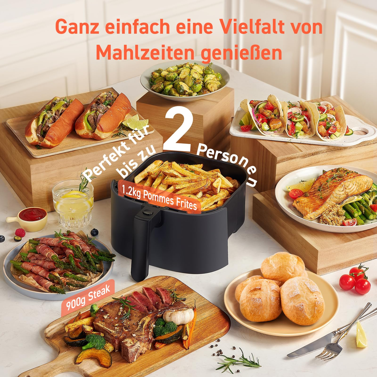 Une friteuse sans huile remplie de frites au centre d'une table entourée de divers plats.
