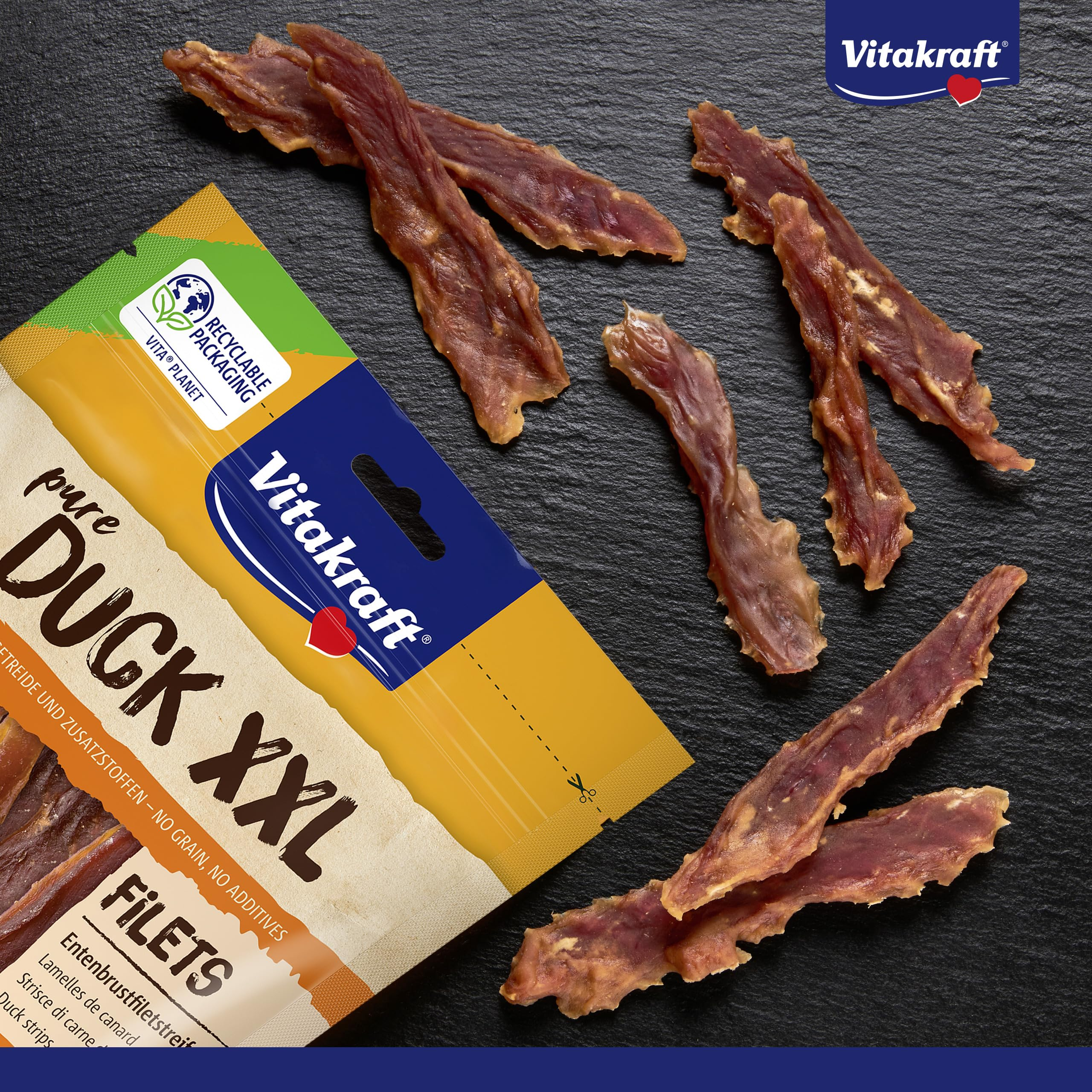Vitakraft Entenbrustfiletstreifen und eine offene Verpackung auf dunklem Stein.