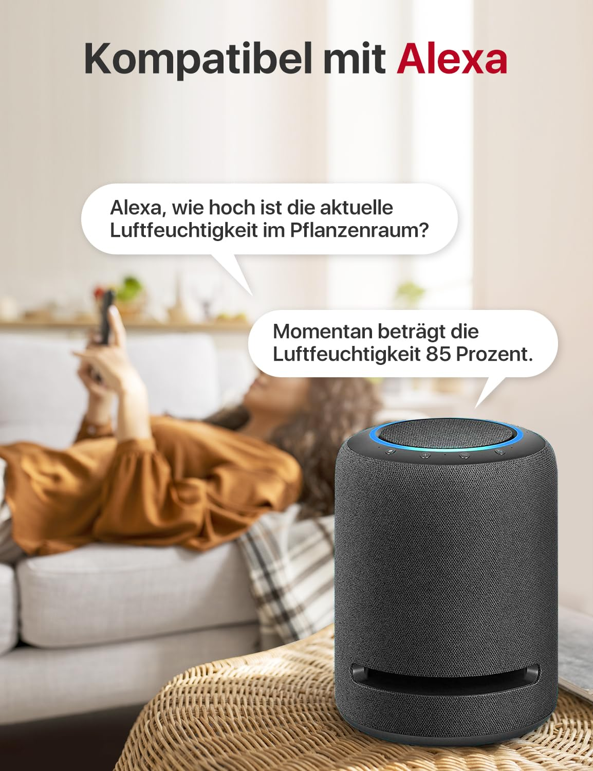 Une enceinte connectée noire avec un anneau lumineux bleu sur une table, et une femme allongée sur un canapé.