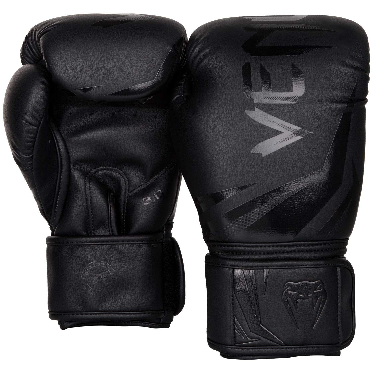 Zwei schwarze Venum-Boxhandschuhe mit glänzenden Logos.