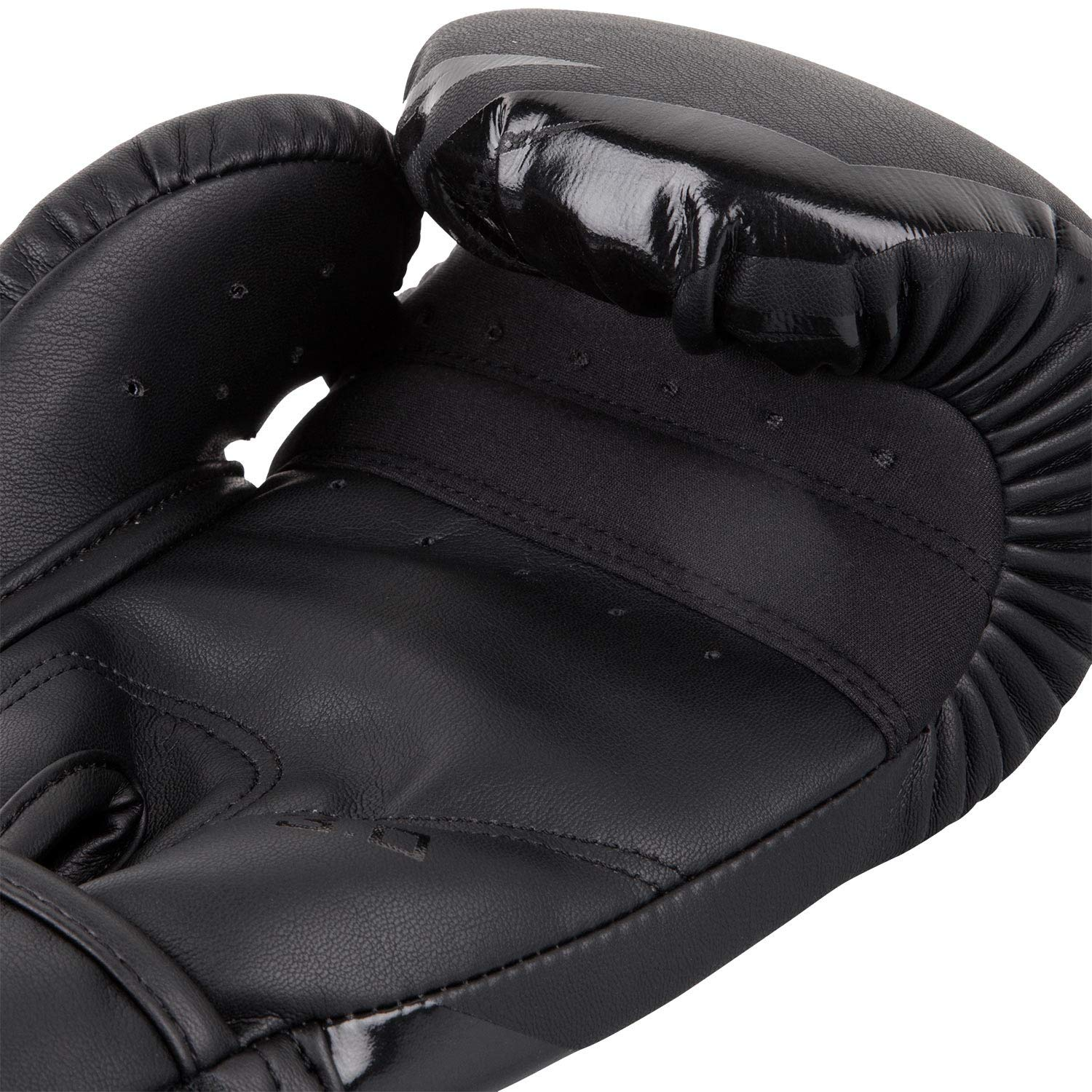 Nahaufnahme eines schwarzen Boxhandsands aus Leder mit gepolstertem Handrücken und Daumenbereich.