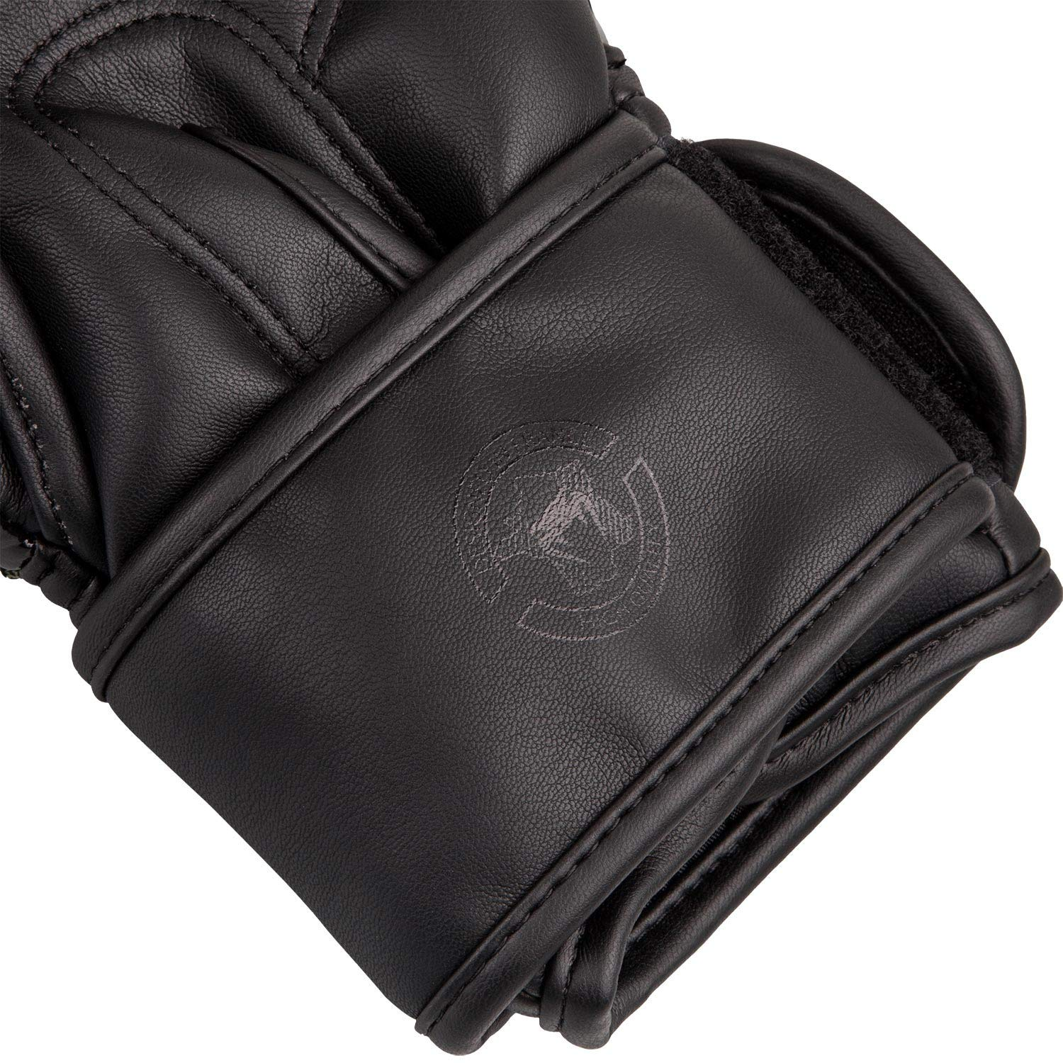 Ein schwarzer Leder-Kampfkunsthandschuh mit geprägtem Logo auf dem Handgelenksriemen und freiliegenden Fingern.