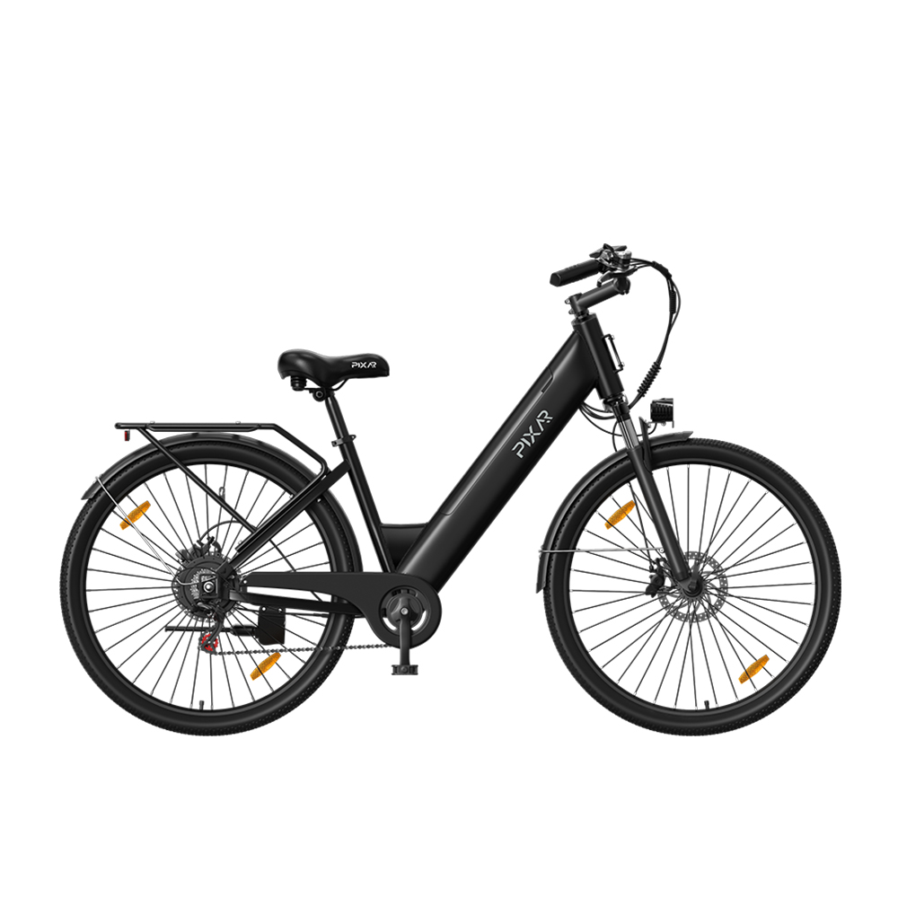 Una moderna bicicletta elettrica nera con portapacchi e sfondo bianco.