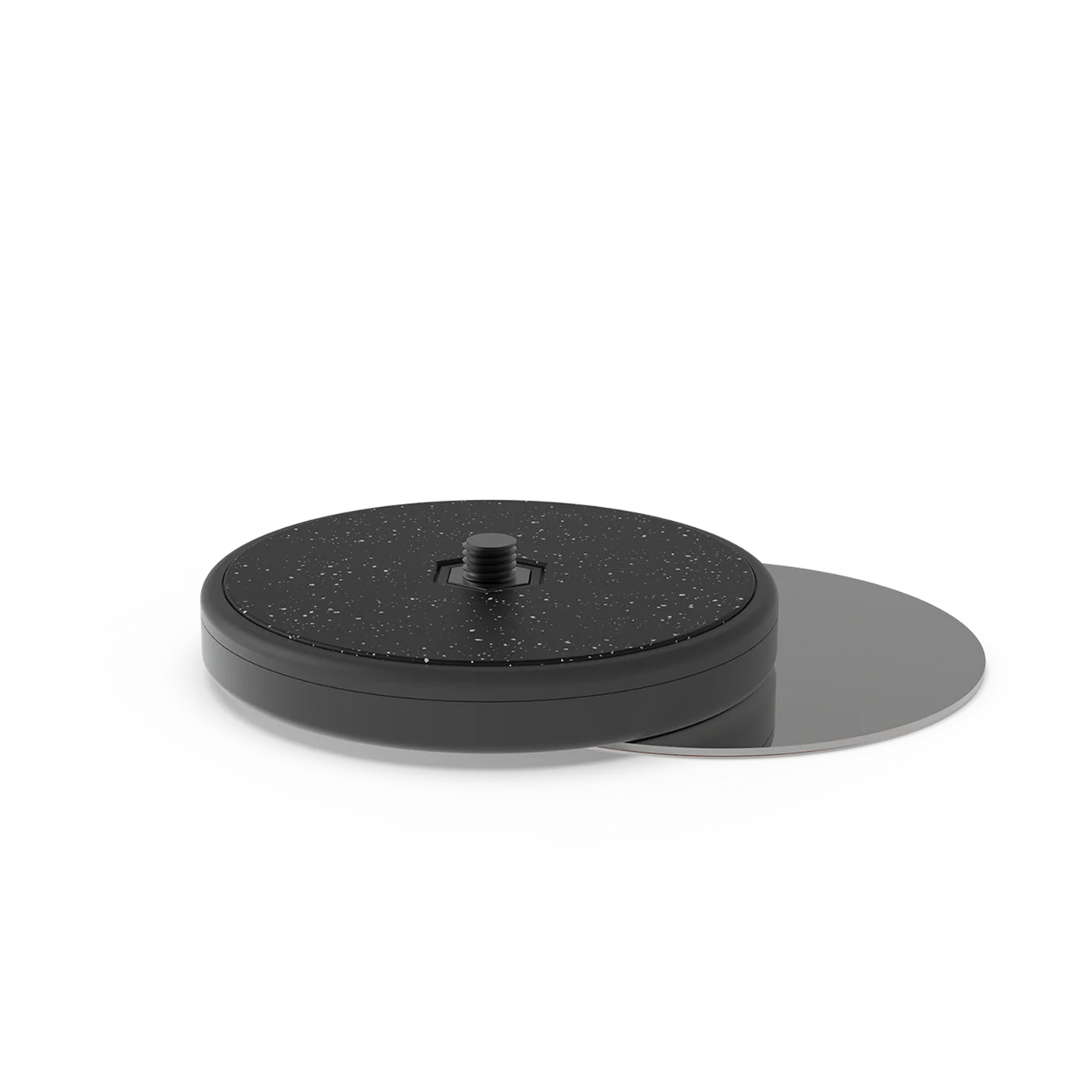 Un support noir en forme de disque avec une vis centrale et un disque argenté partiellement en dessous sur fond noir.