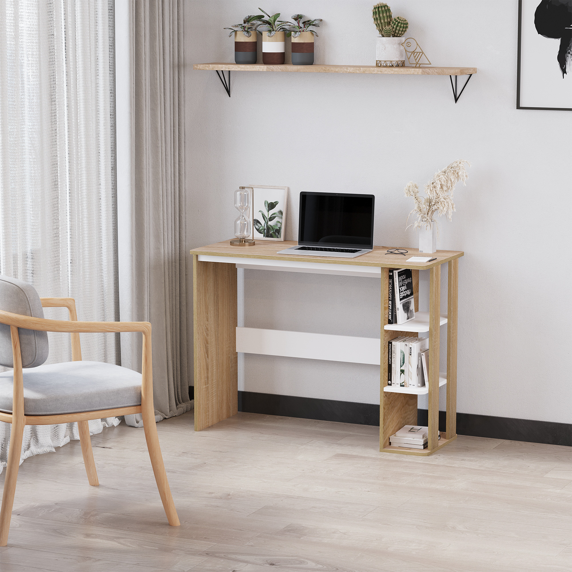 Una scrivania in legno con laptop, ripiani e sedia grigia in una stanza luminosa.