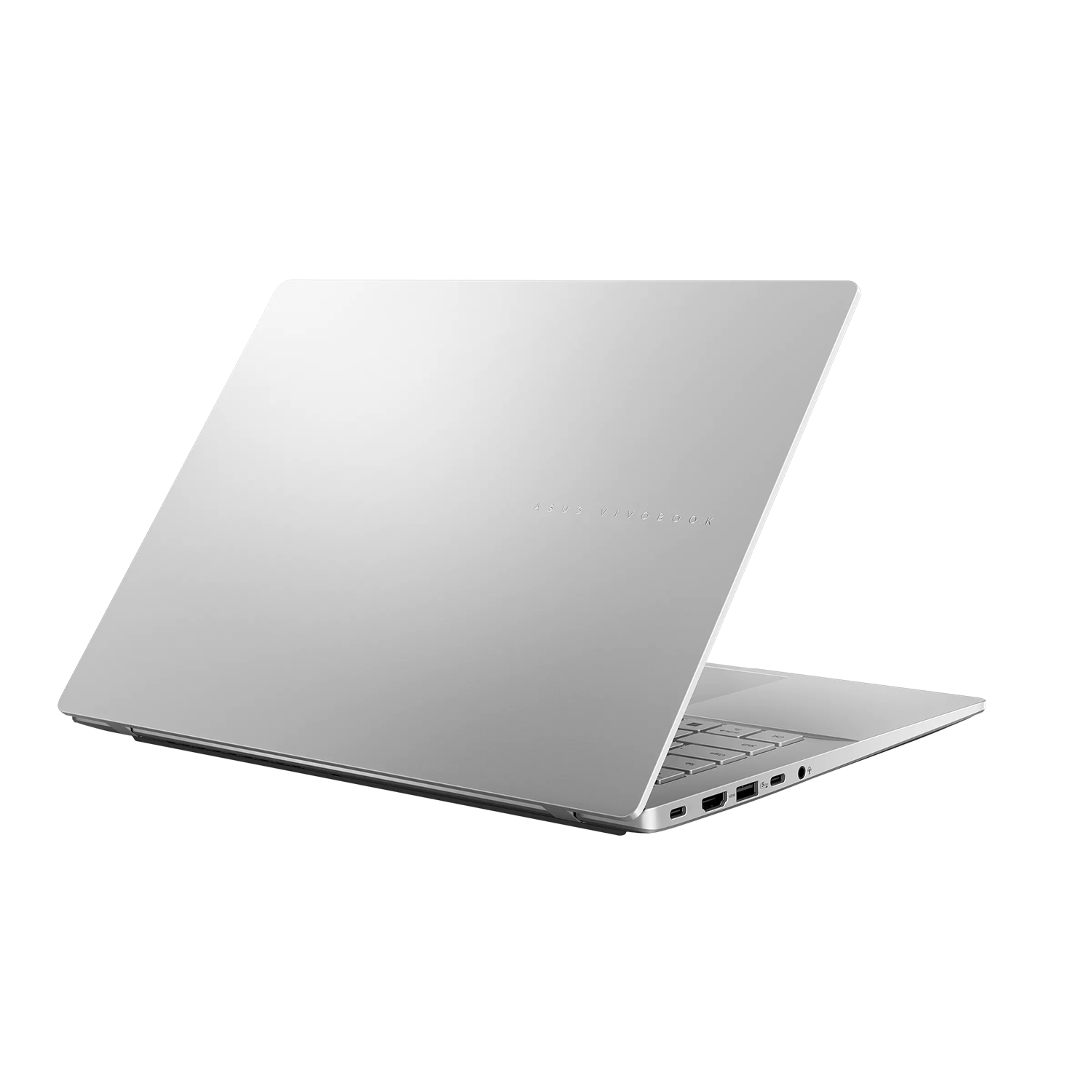 Gümüş renkli bir Asus Vivobook dizüstü bilgisayar, arka açıdan kapalı halde sade beyaz arka planda.