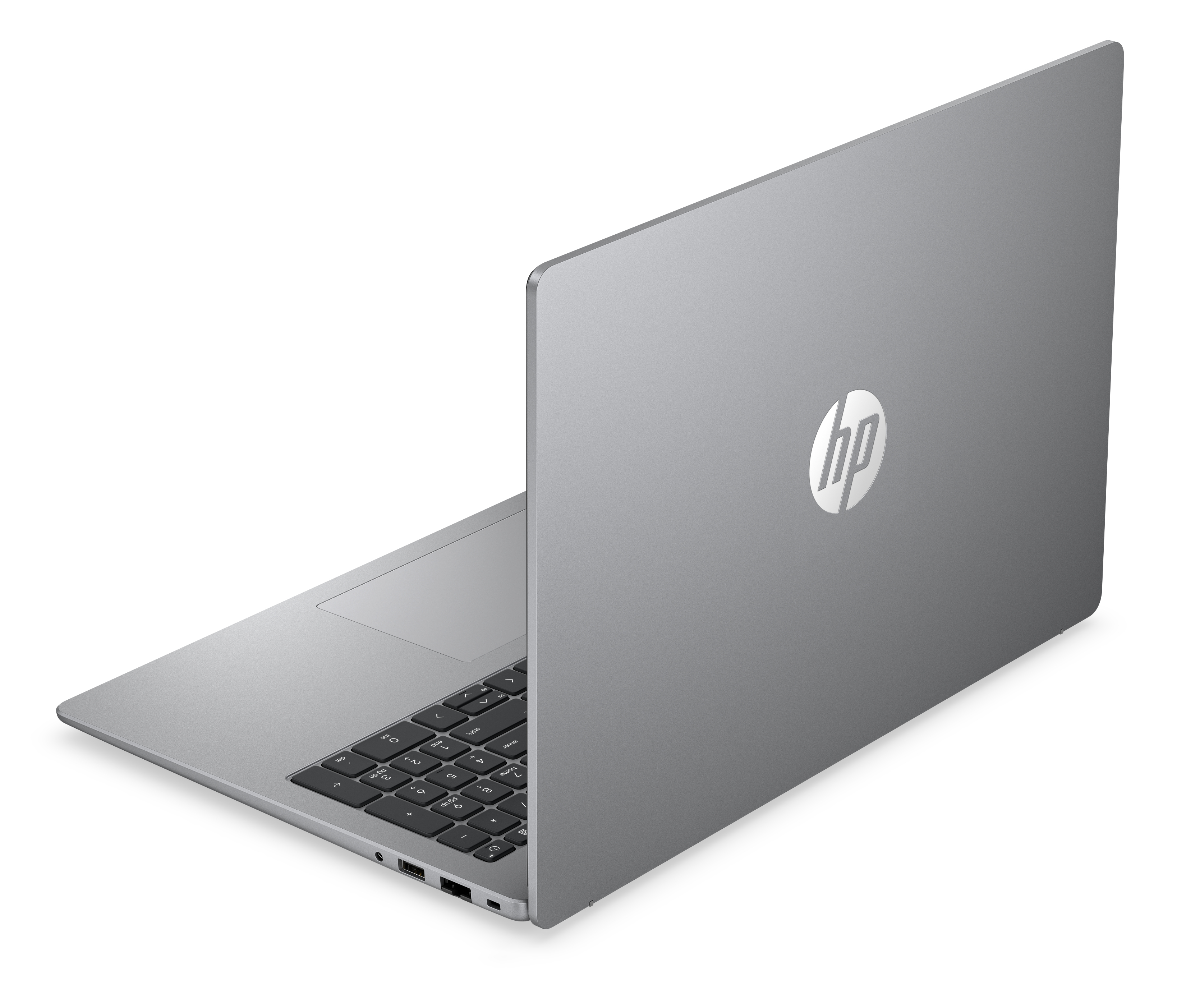 Un computer portatile HP grigio leggermente aperto mostra logo e tastiera su sfondo bianco.