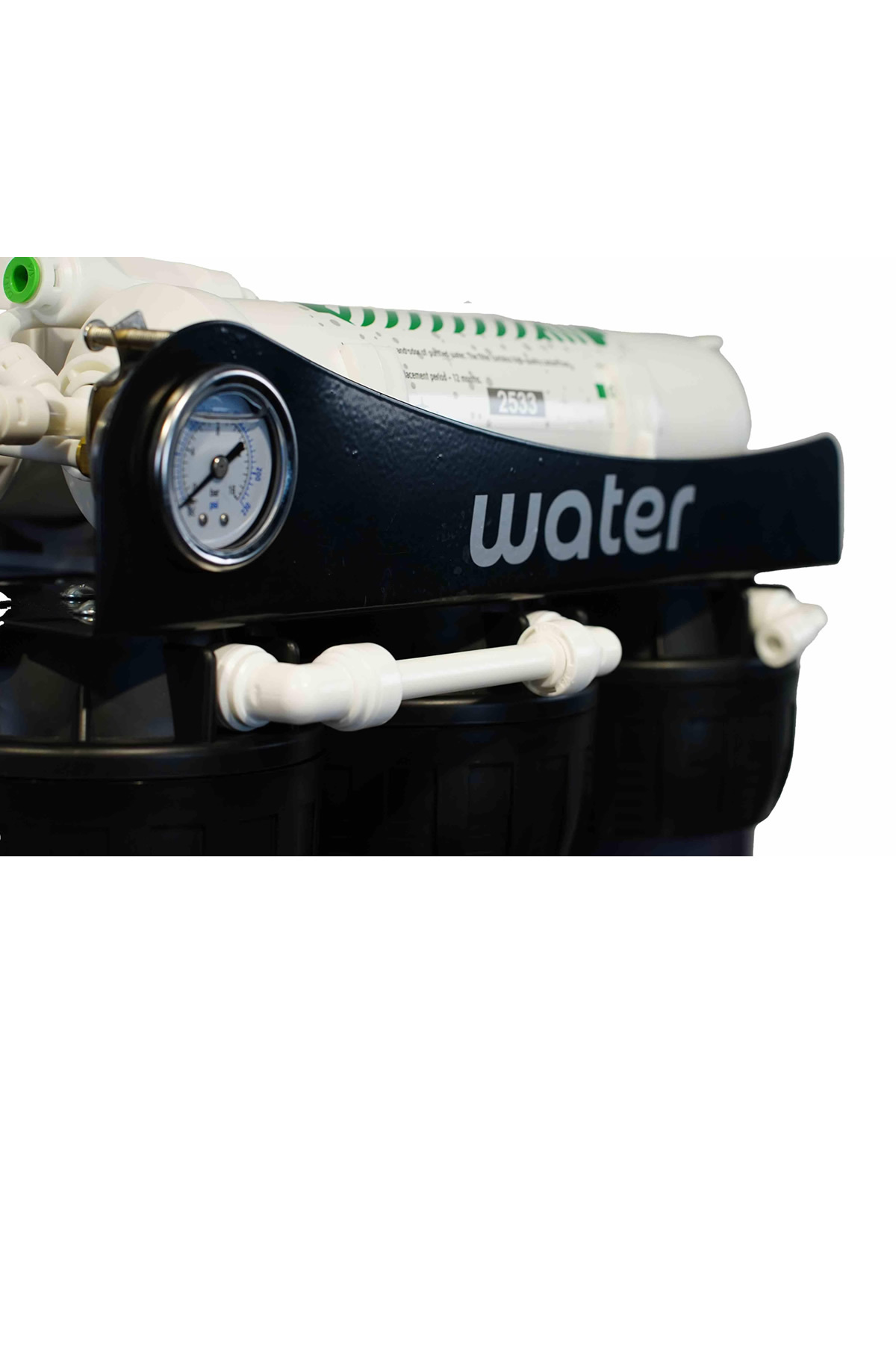 Basınç ölçerli ve üzerinde water yazan bir su arıtma sistemi.