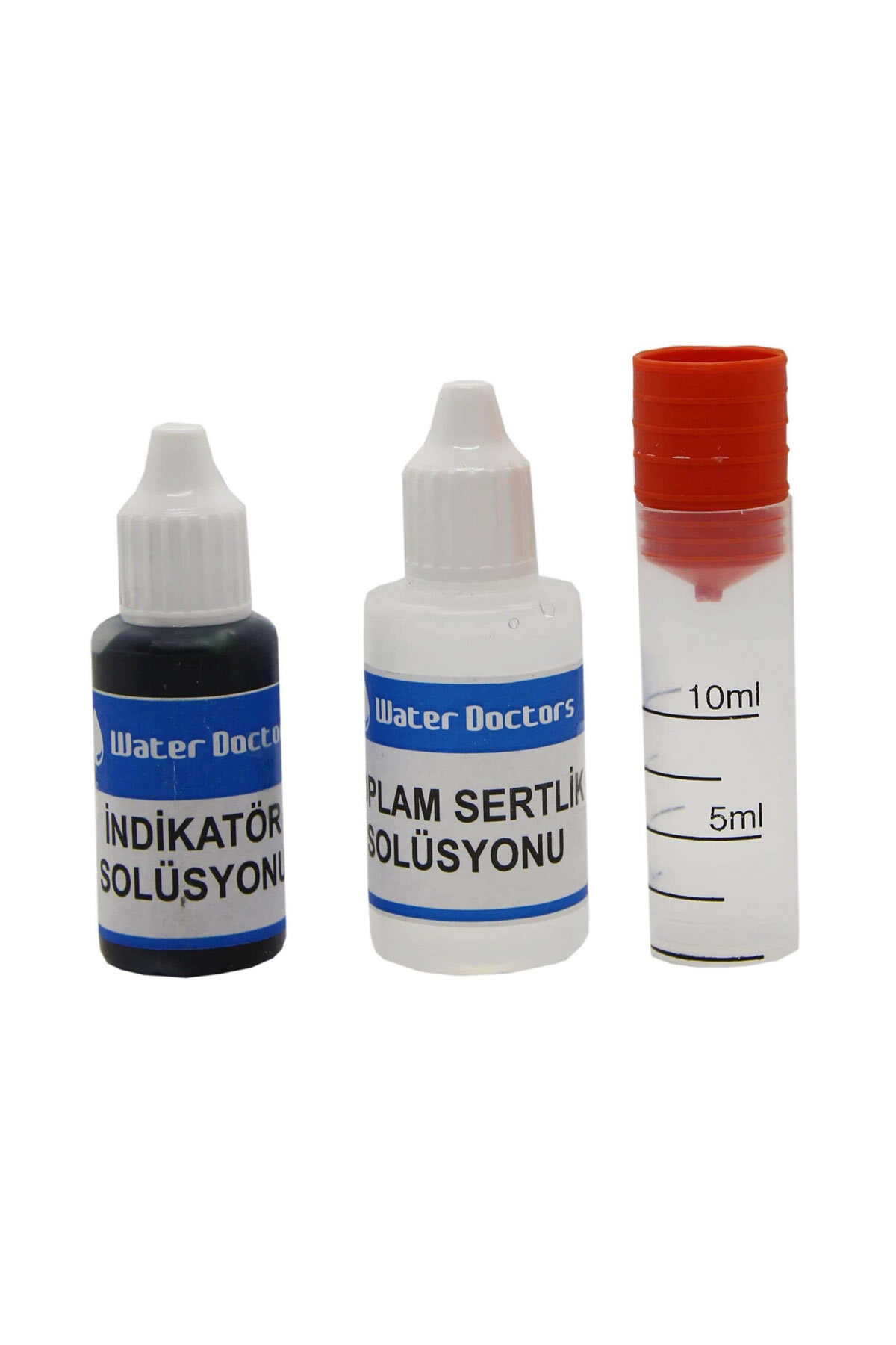 Beyaz arka planda mavi ve beyaz etiketli iki küçük şişe ile kırmızı kapaklı bir ölçüm tüpü.