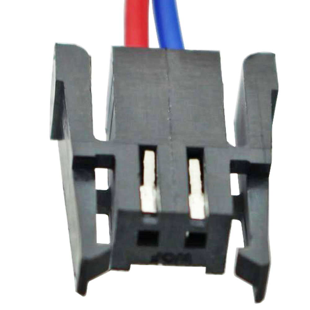 Un connettore elettrico nero a due pin con un filo rosso e uno blu.