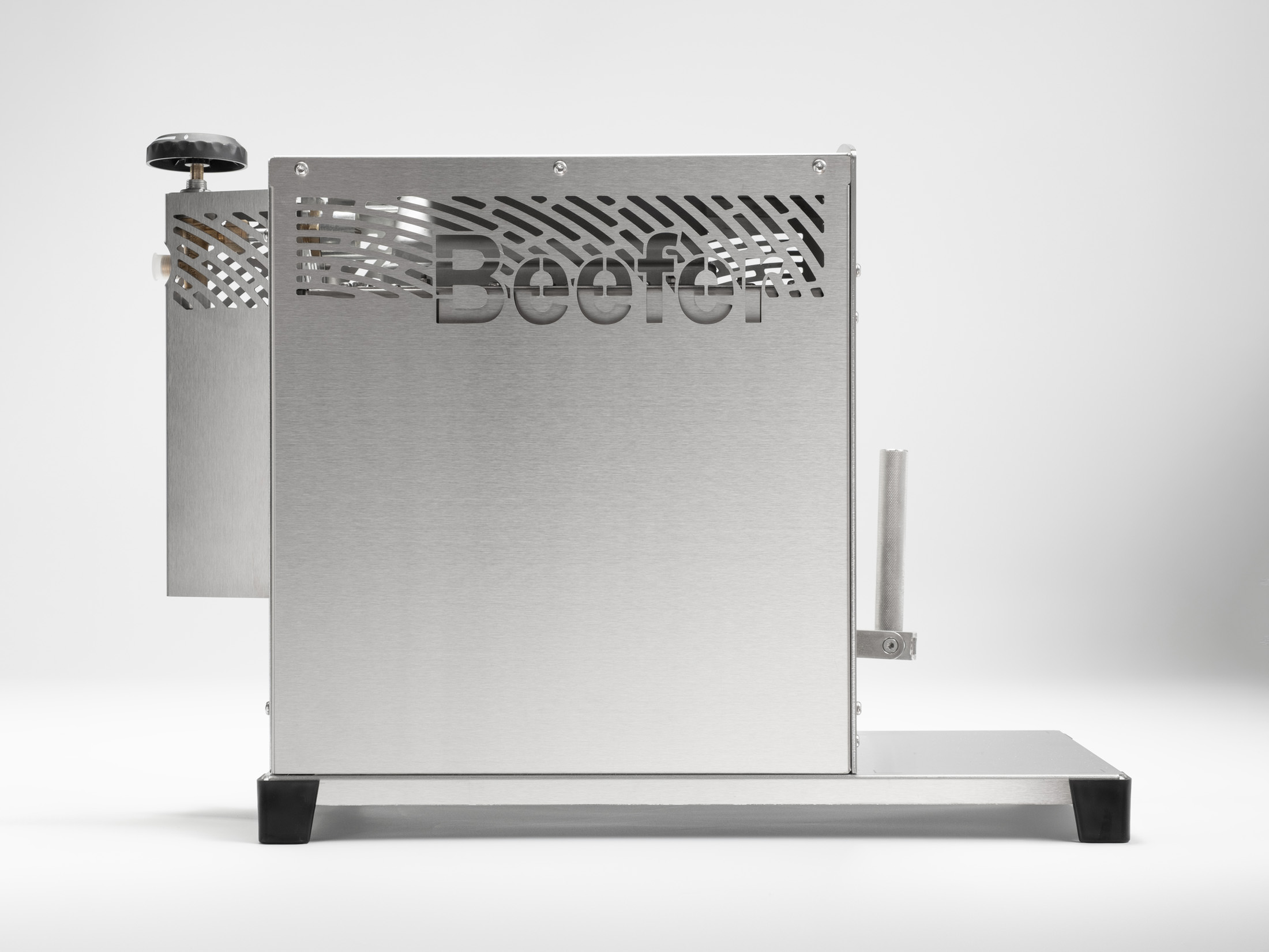 Seitenansicht eines Edelstahl-Beefer-Grills mit gelochtem Logo auf hellem Hintergrund.