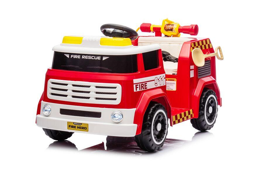 Ein rotes Feuerwehr-Spielzeugauto für Kinder mit weißen und gelben Details, Aufschriften und einer kleinen Plastikschaufel.