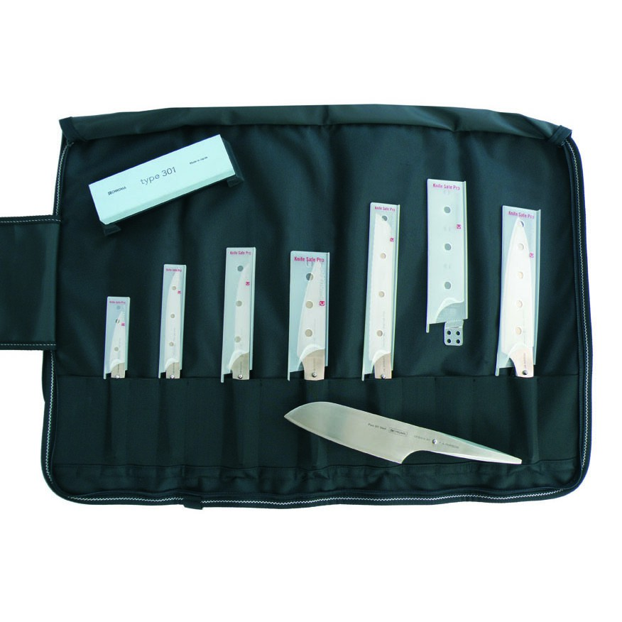 Ein schwarzes Messertasche mit mehreren Messern und einer Schachtel Type 301 auf weißem Hintergrund.