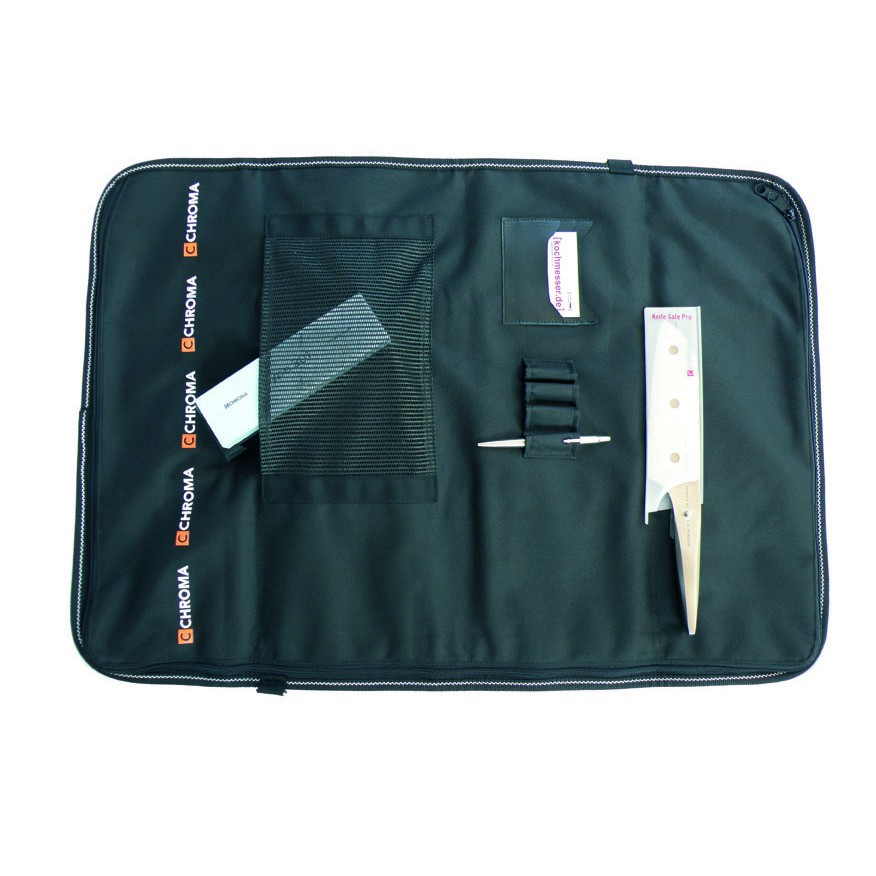 Eine offene schwarze Messertasche mit Chroma-Logo, Meserschärfer, Stift und einem Messer in einer Schutzhülle.