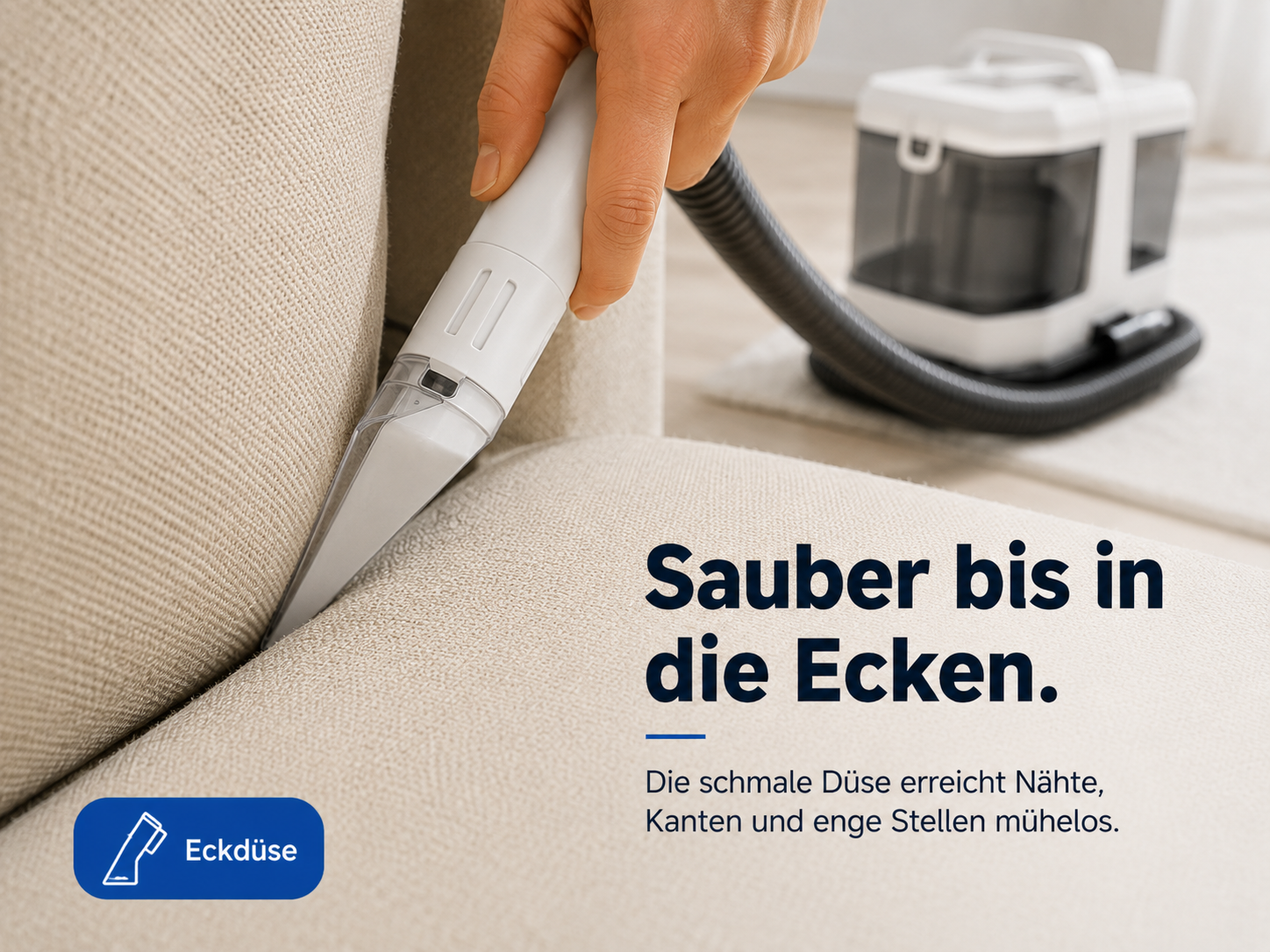 Eine Hand saugt mit einer weißen Fugendüse ein beige Sofa ab, im Hintergrund eine Reinigungsmaschine und deutscher Text.