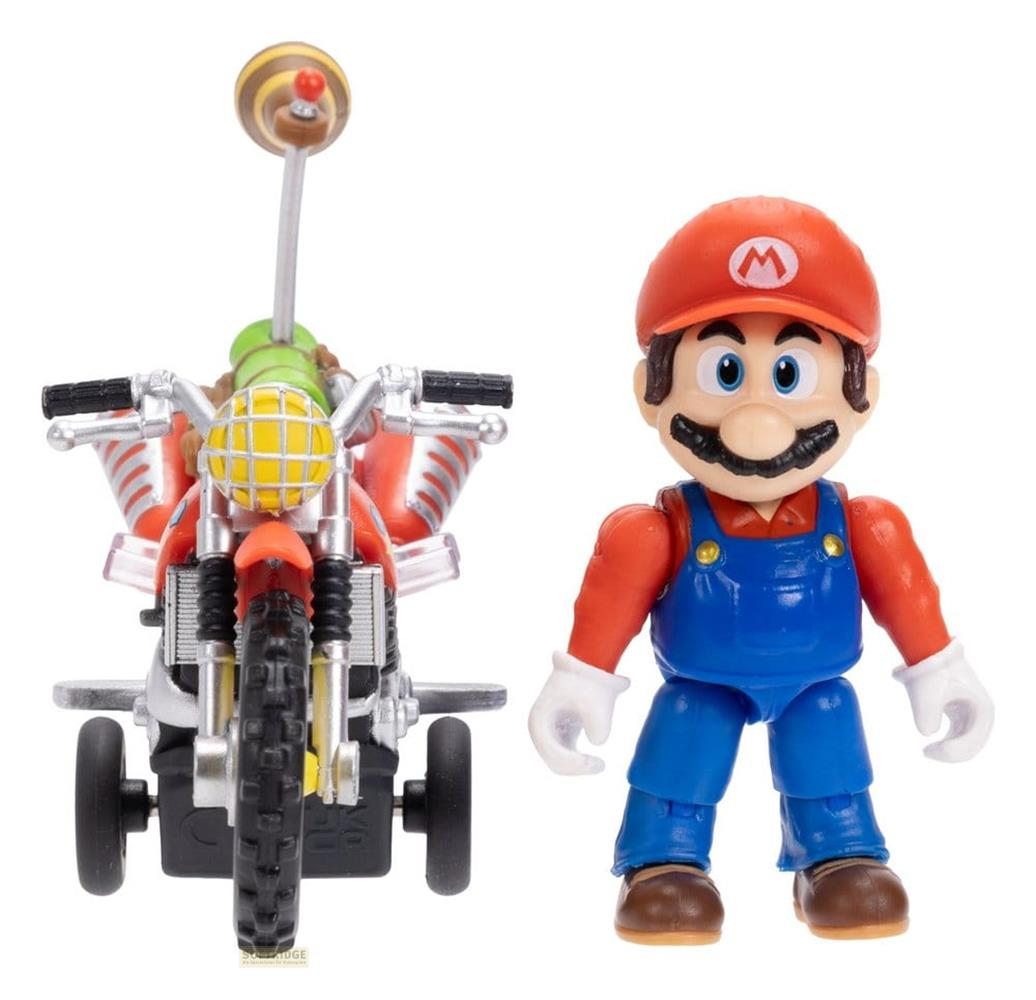 Figura de Mario junto a una motocicleta de juguete roja con ruedas de entrenamiento y faro amarillo sobre fondo blanco.