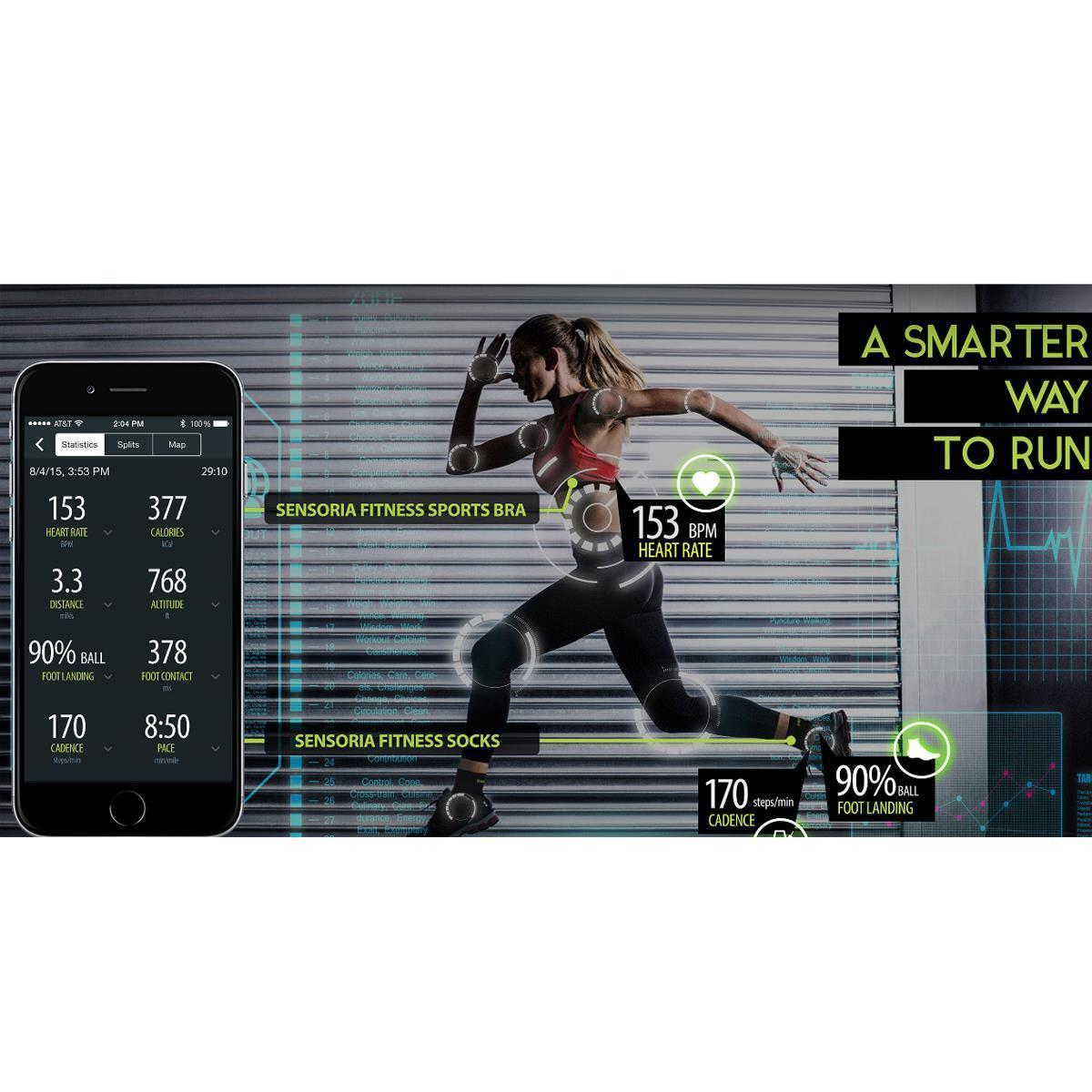 Smartphone zeigt Laufstatistiken neben einer Läuferin mit Sensoren.