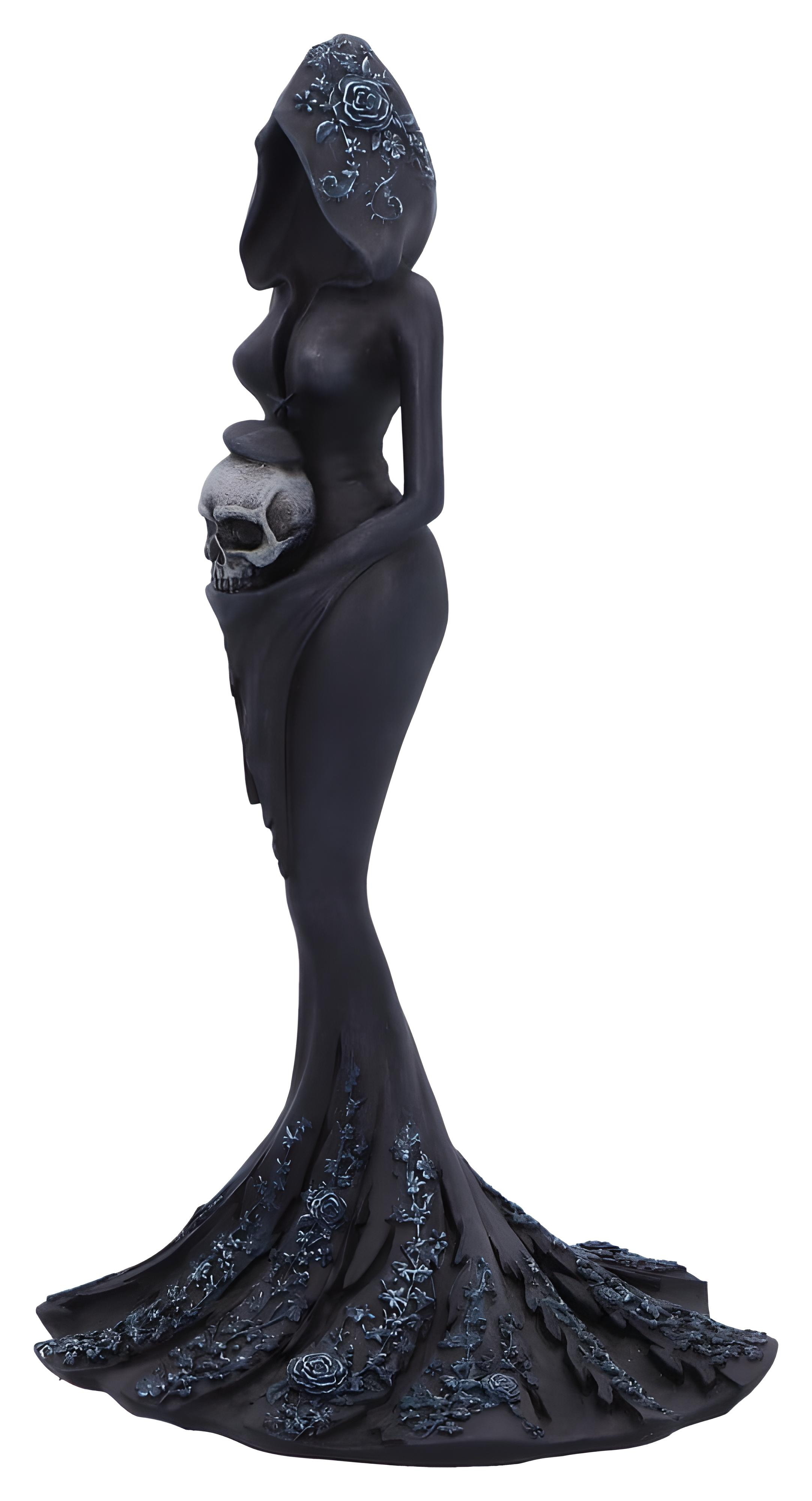 Eine schwarze, kapuzentragende Figur hält einen Schädel, verziert mit detailreichen Blumenmustern an Kapuze und Saum.