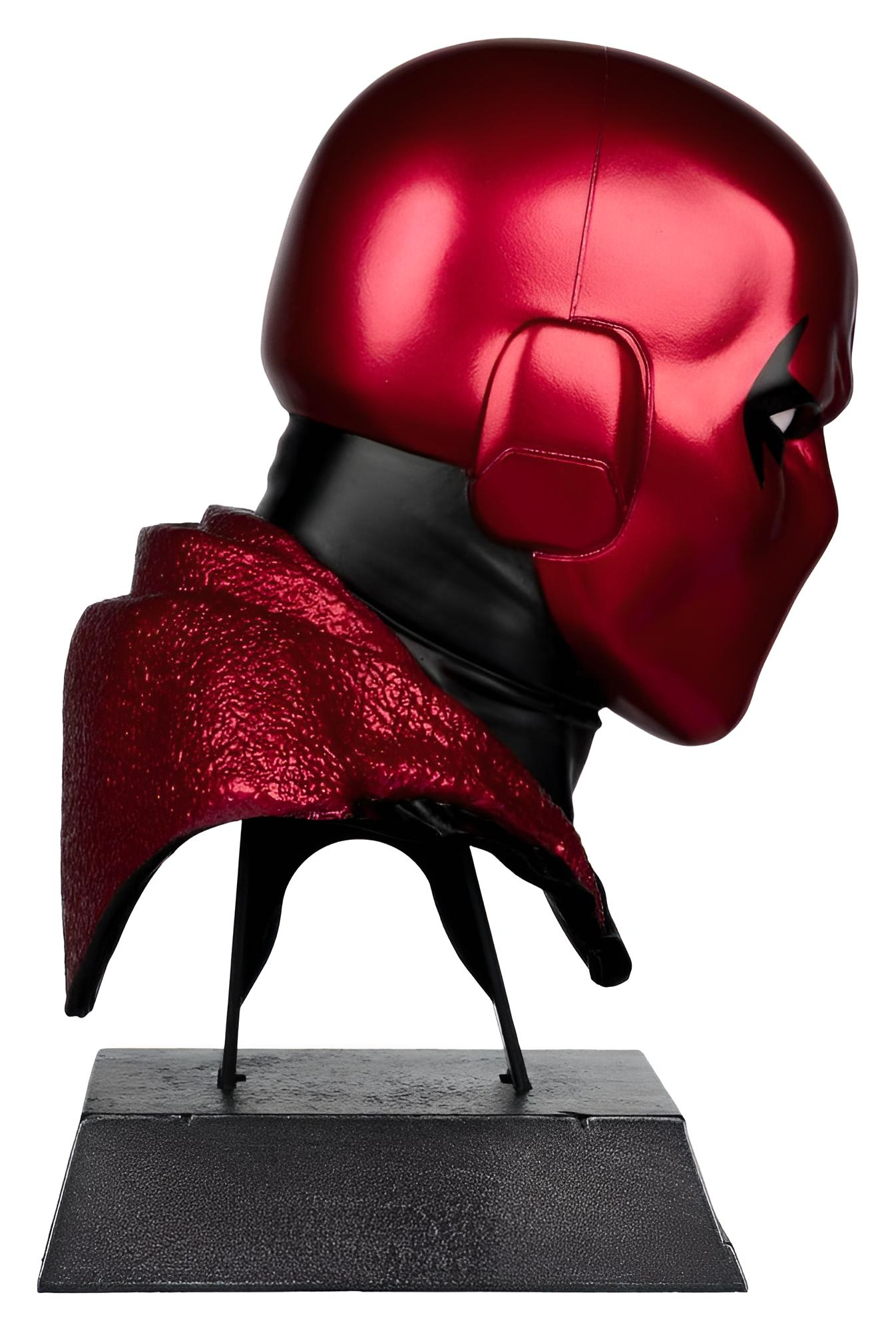 Glänzende rote Red Hood-Büste im Profil, auf einem schwarzen Sockel.