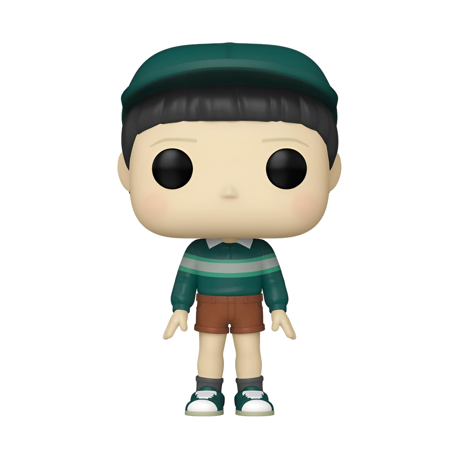Figura de vinilo de un niño con gorra verde, camisa verde a rayas, pantalones cortos marrones y zapatillas verdes.