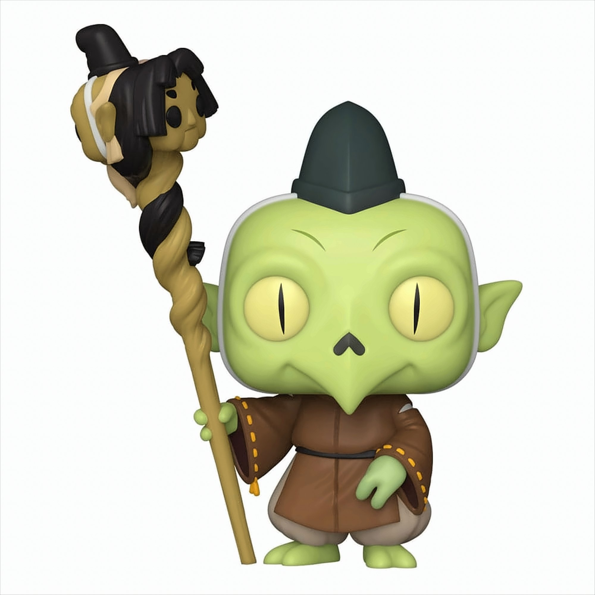 Grüne Vinylfigur mit großen gelben Augen, brauner Robe und einem verzierten Stab auf weißem Hintergrund.
