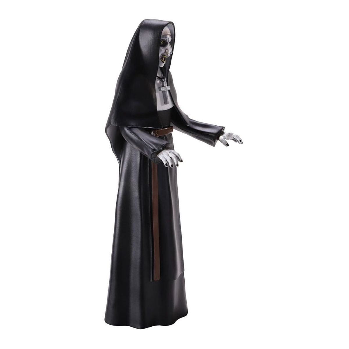 Una terrorífica figura de monja con hábito negro y collar de cruz, de pie con los brazos extendidos sobre fondo blanco.